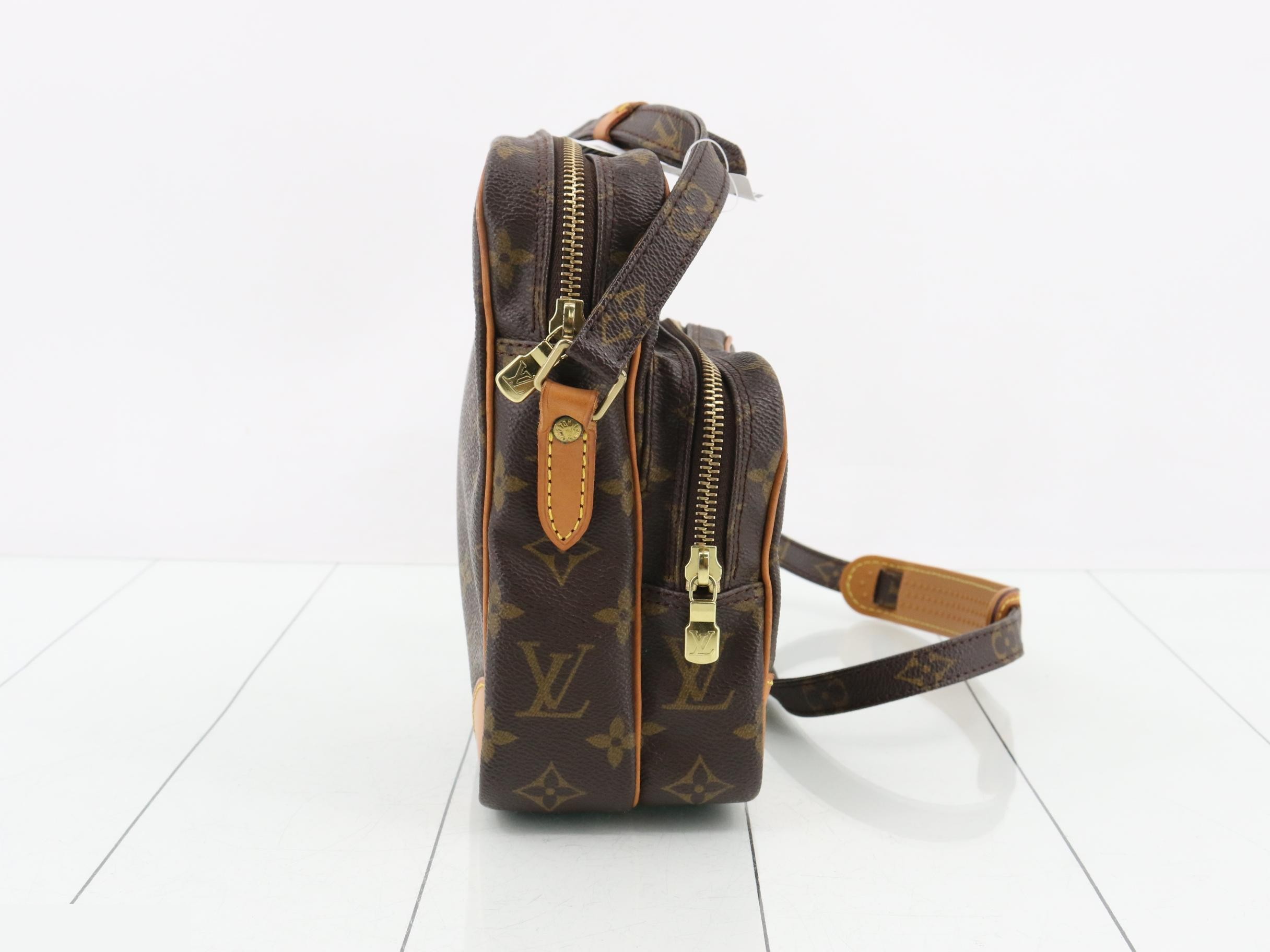 M45236 Amazon Shoulder Bag — view 4