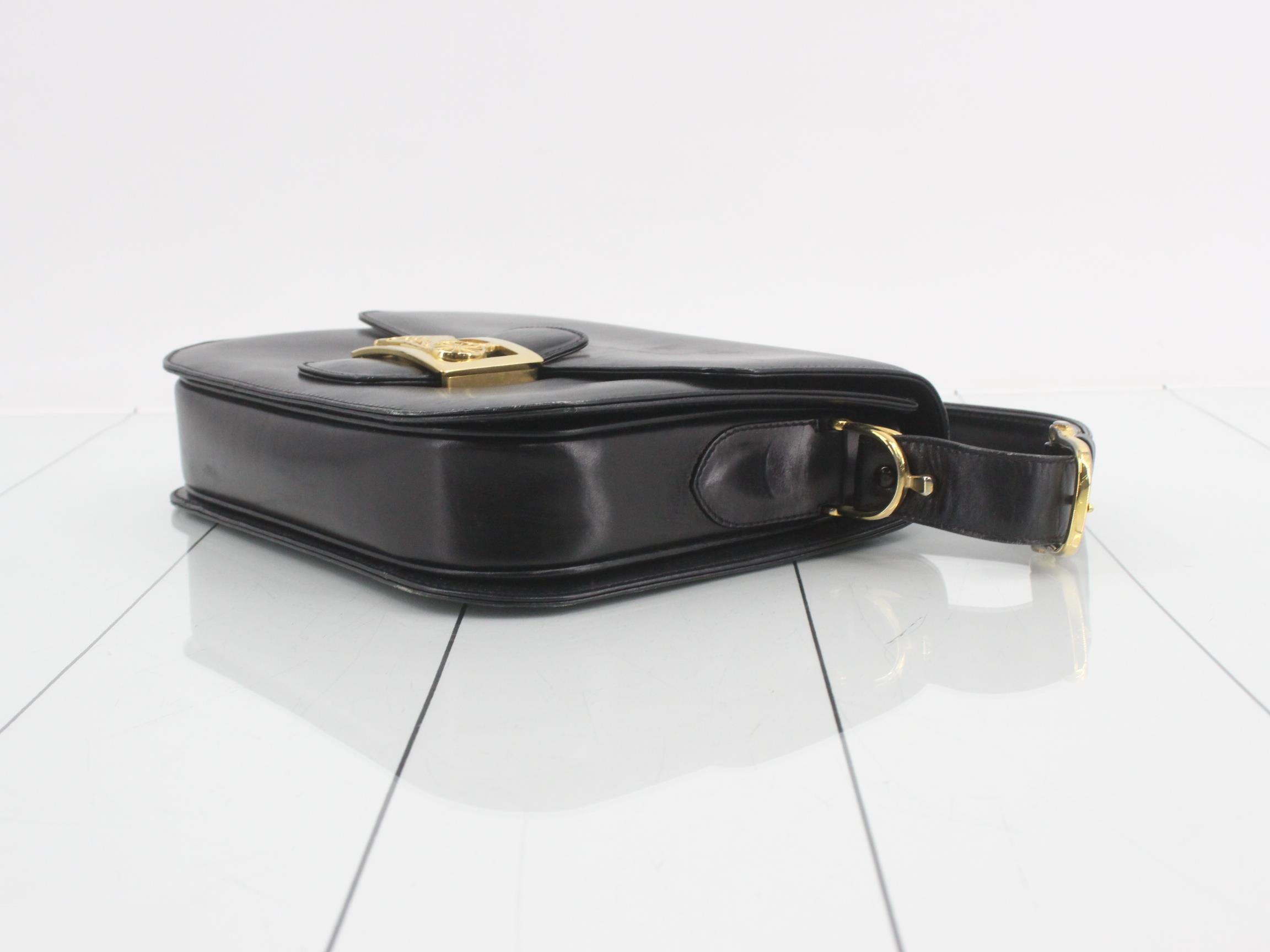 Vintage leather shoulder bag with carriage hardware — view 6