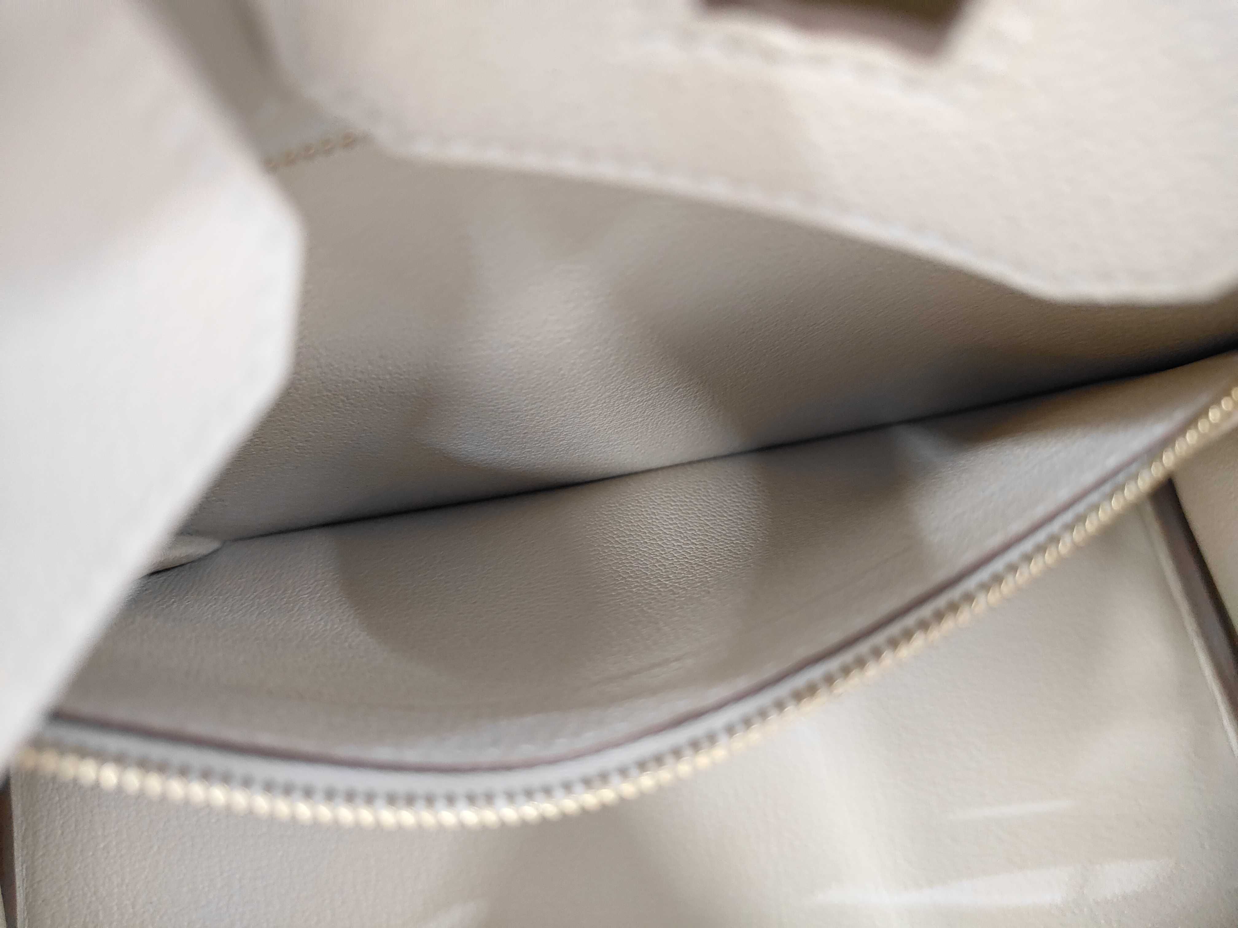Birkin 25 Togo Leather, Gold Hardware, Gold Stamp Handbag — view 11
