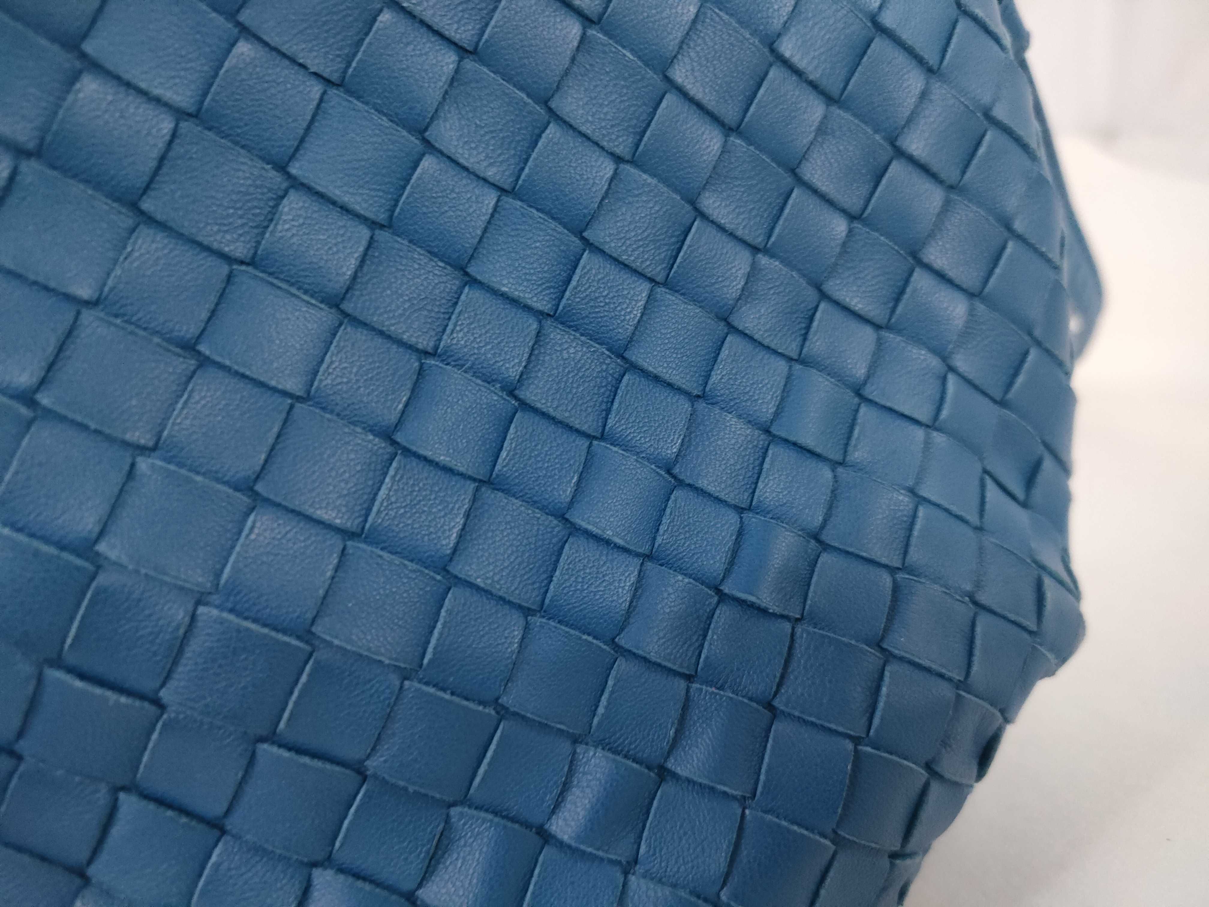 Intrecciato Bottega Shoulder Bag — view 14