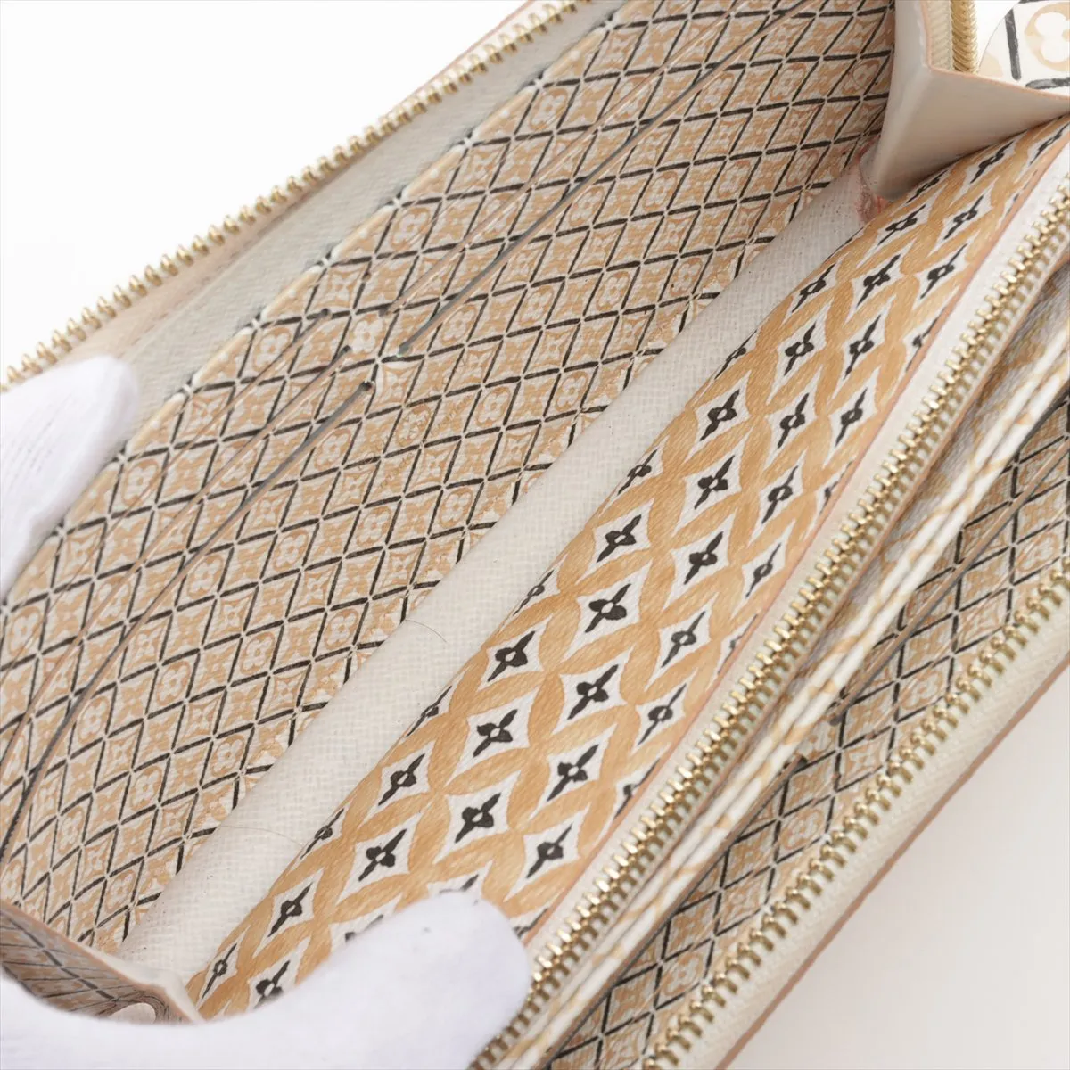 Visor Pool Monogram Giant Zippy Wallet M82385 Beige Round Zip Wallet RFID Reactive — view 4