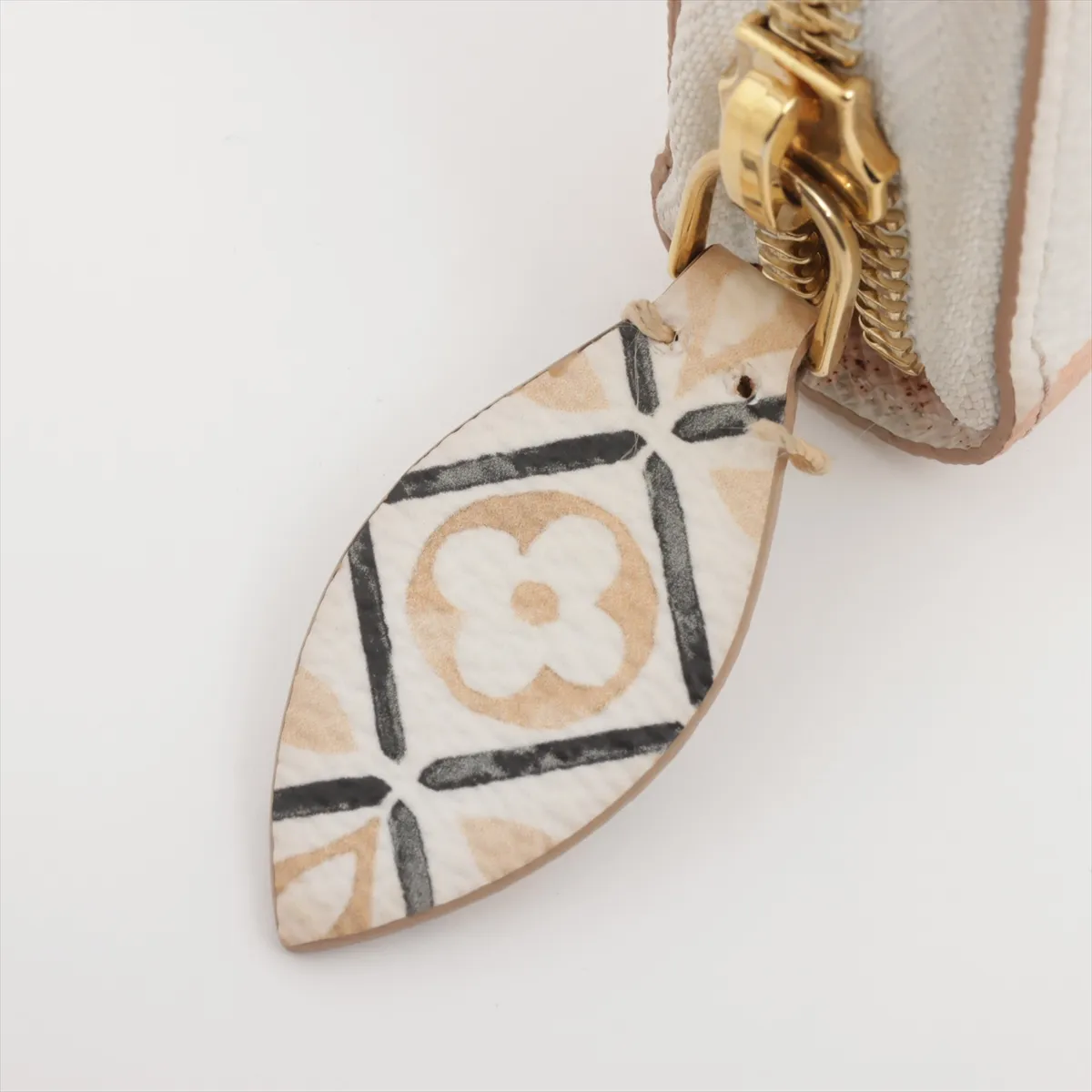 Visor Pool Monogram Giant Zippy Wallet M82385 Beige Round Zip Wallet RFID Reactive — view 10