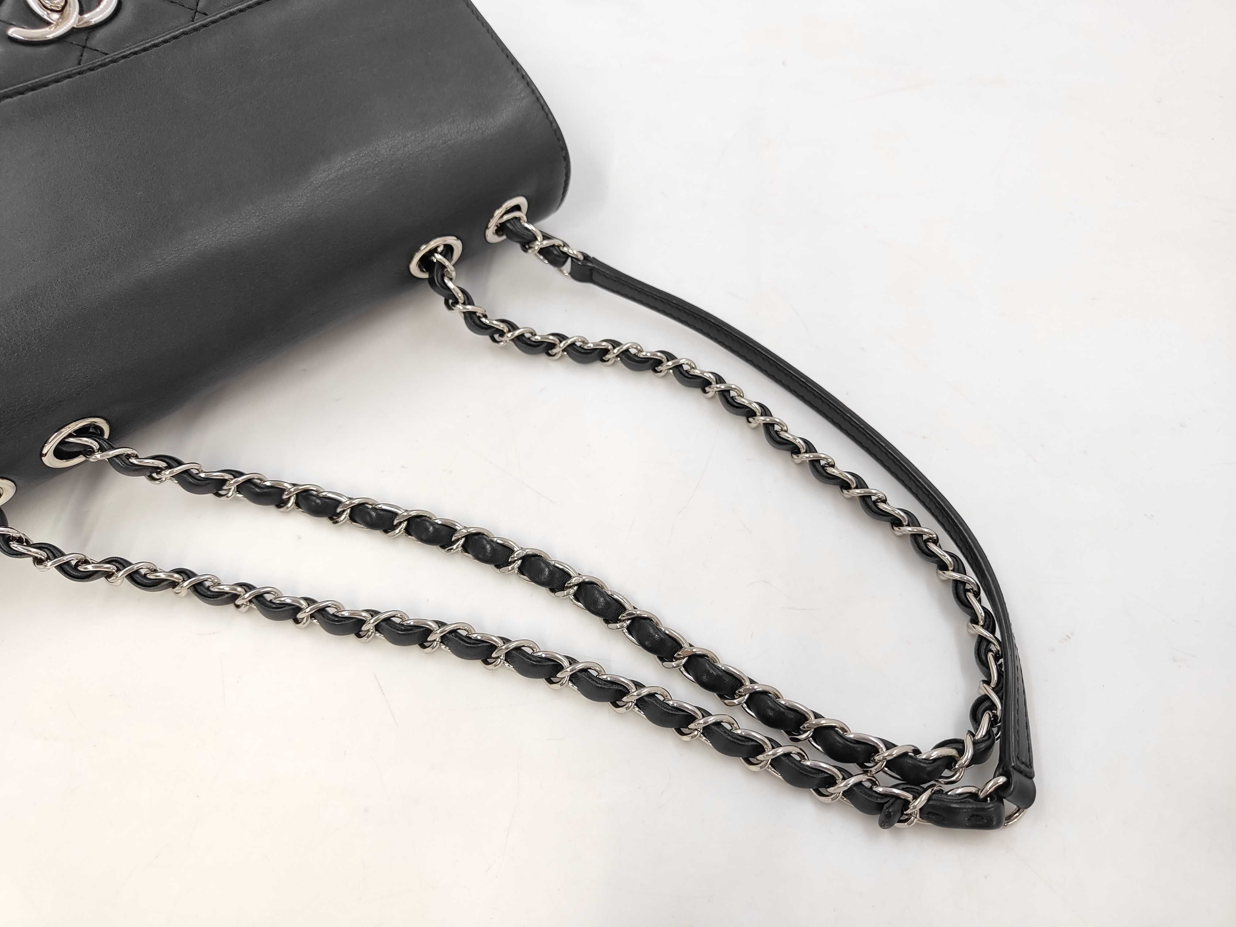 Matelassé Black Lambskin Shoulder Bag — view 5