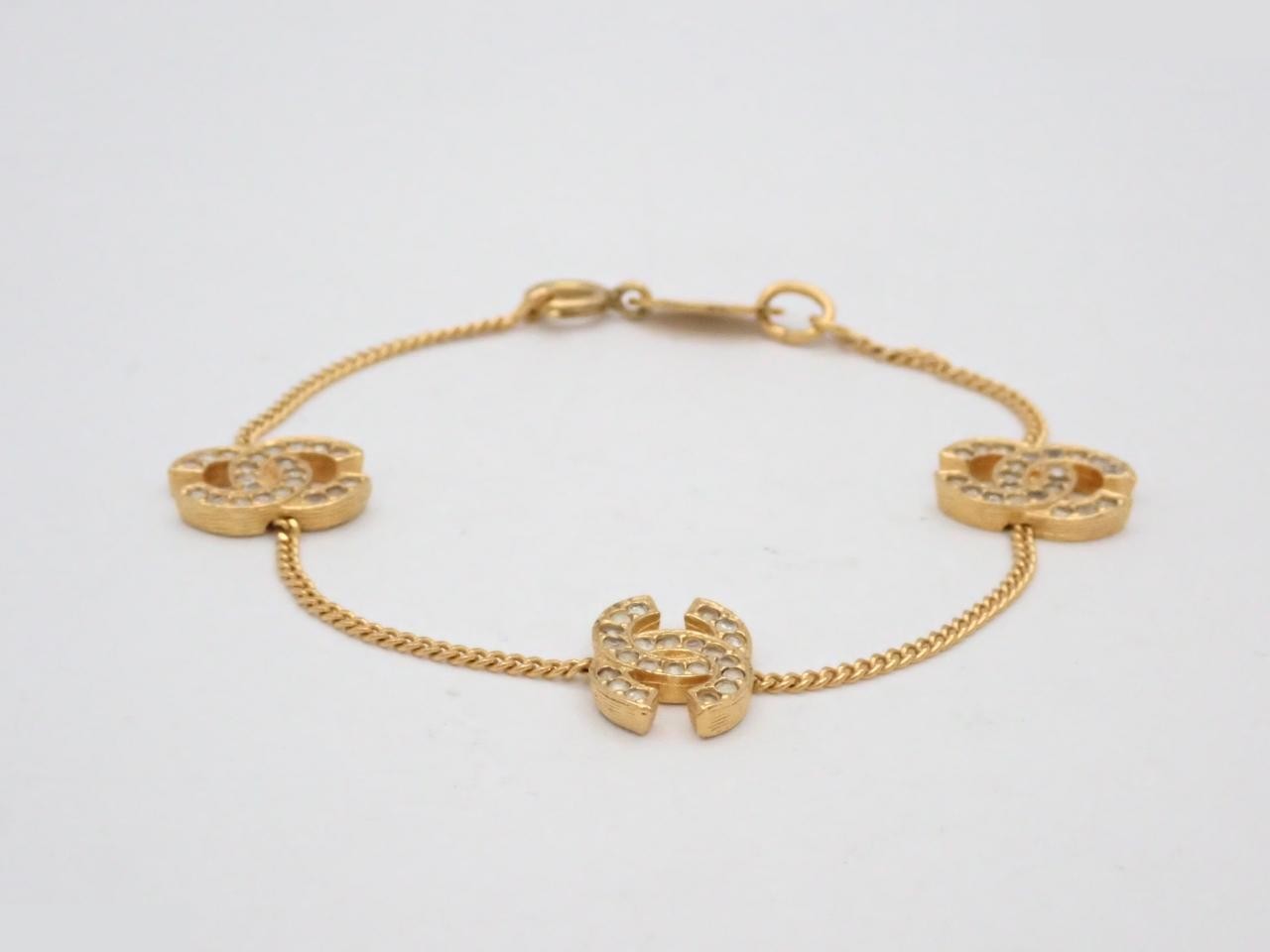 Other lines: Precious metal bracelets and bangles (metal), wrist circumference approximately 17 cm.
