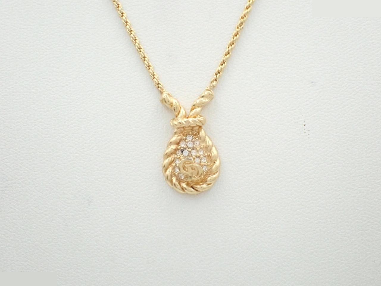 Other line: Precious metal necklaces and pendants, neck circumference approximately 46 cm.