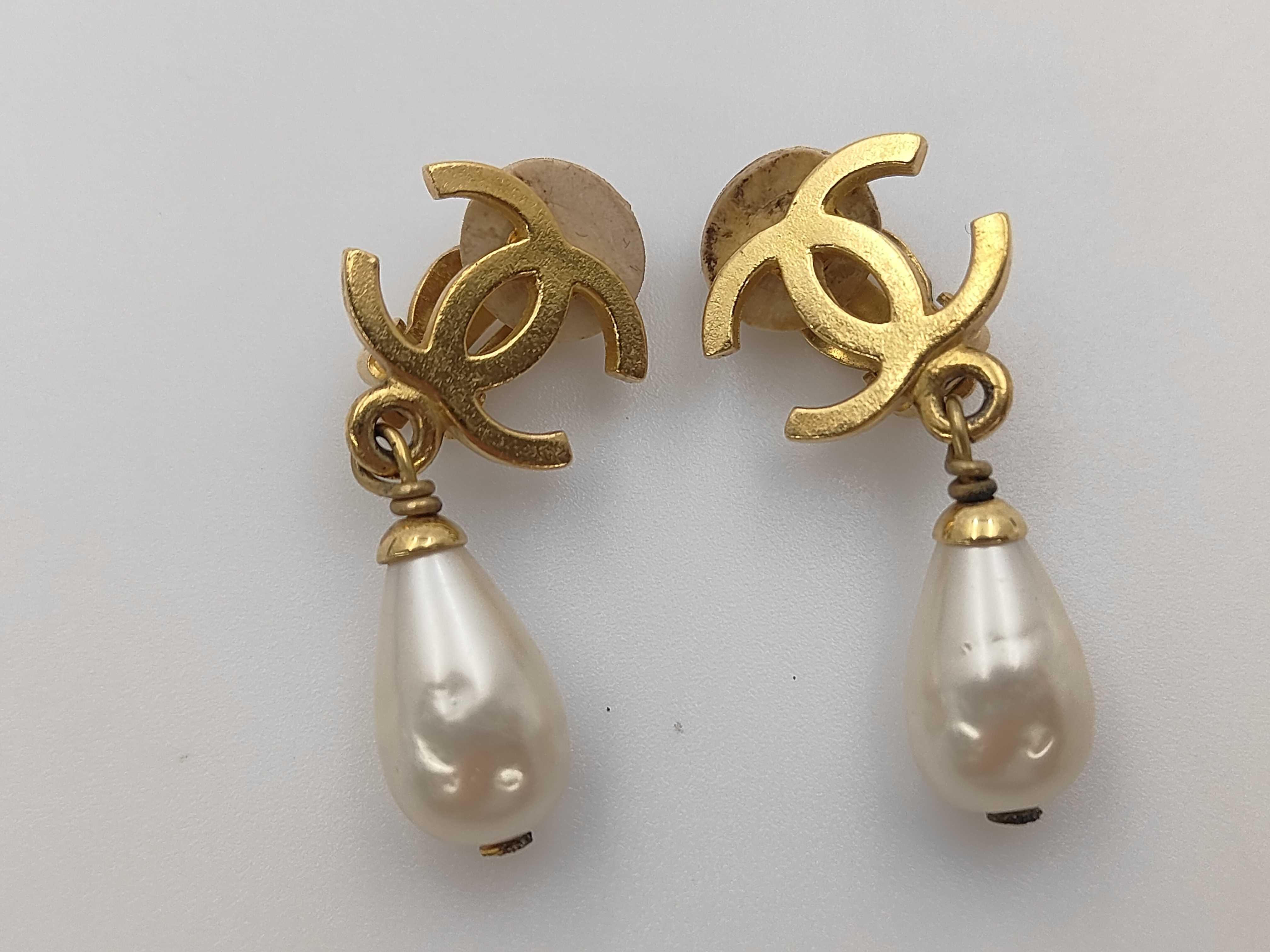 Earrings (with box) - Drop-shaped pearl earrings with Coco Mark design.
