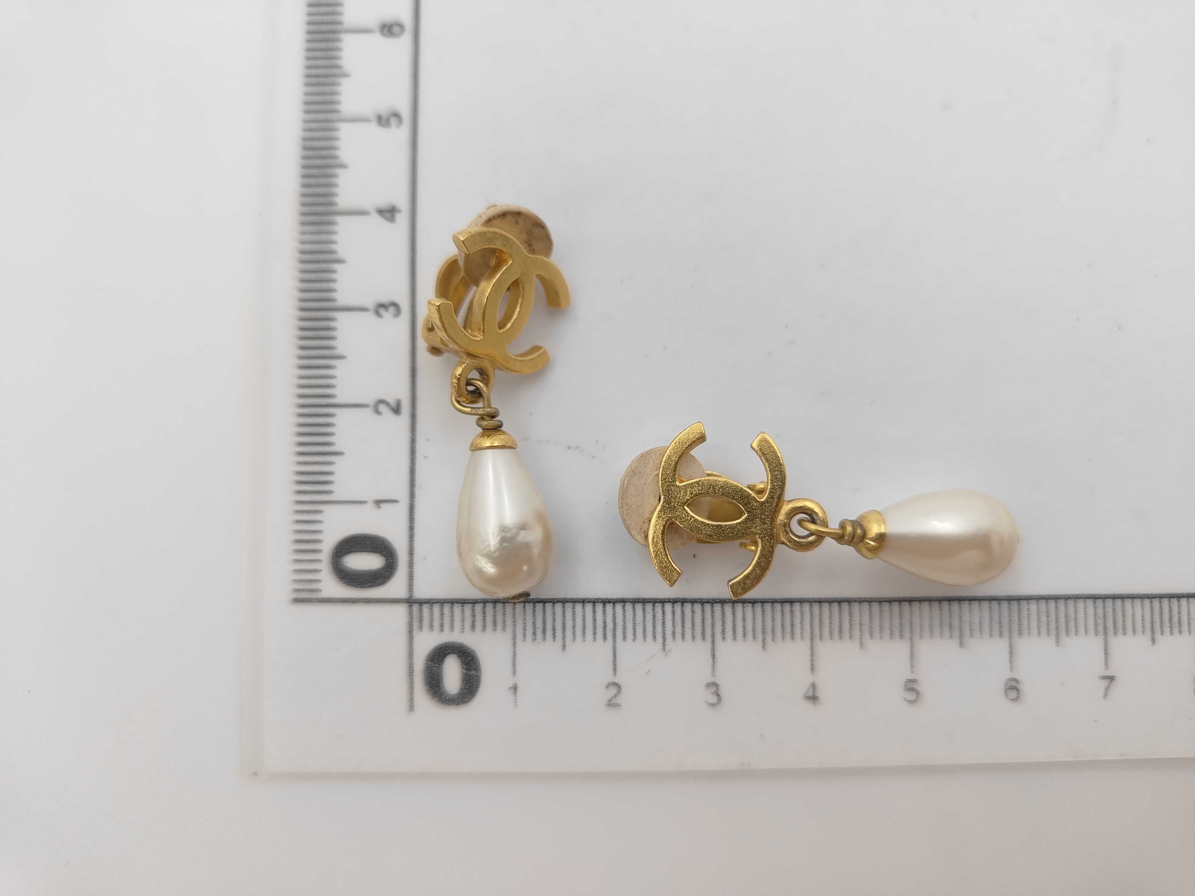 Earrings (with box) - Drop-shaped pearl earrings with Coco Mark design. — view 4