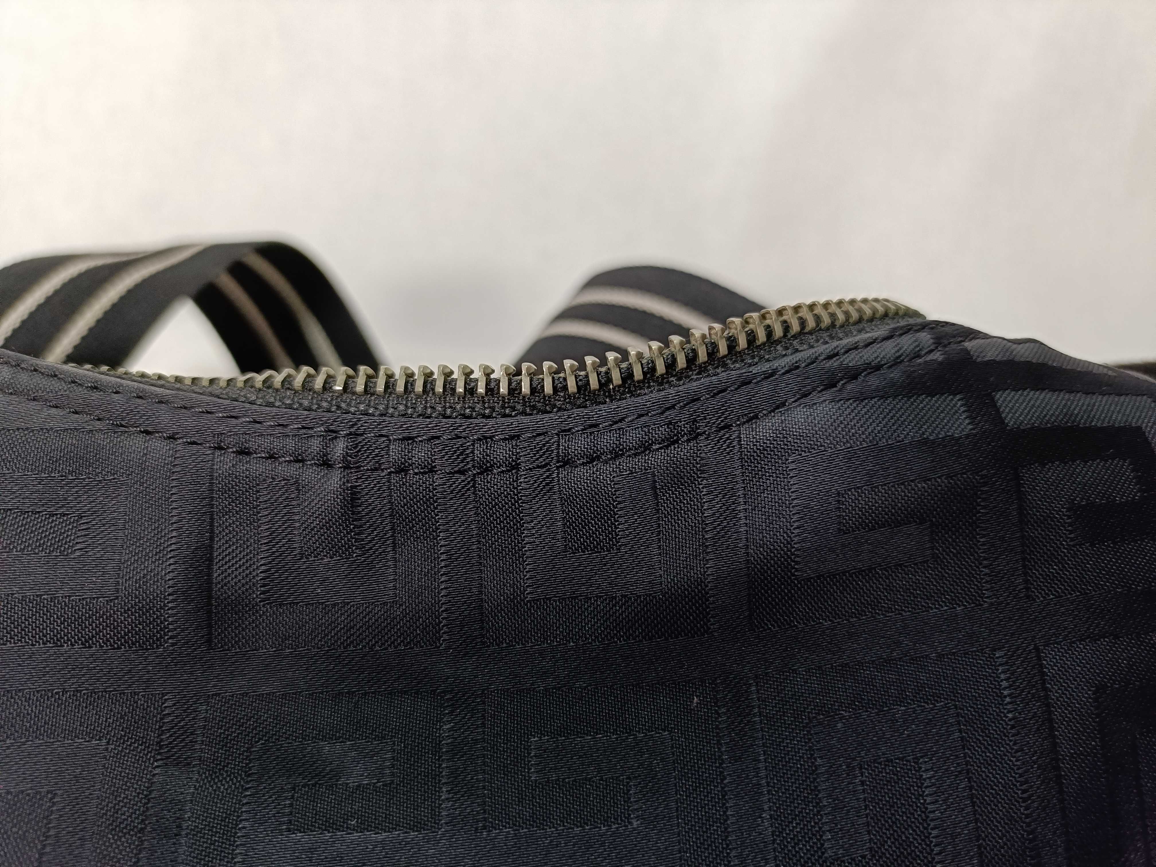 4G Logo Shoulder Bag — view 14