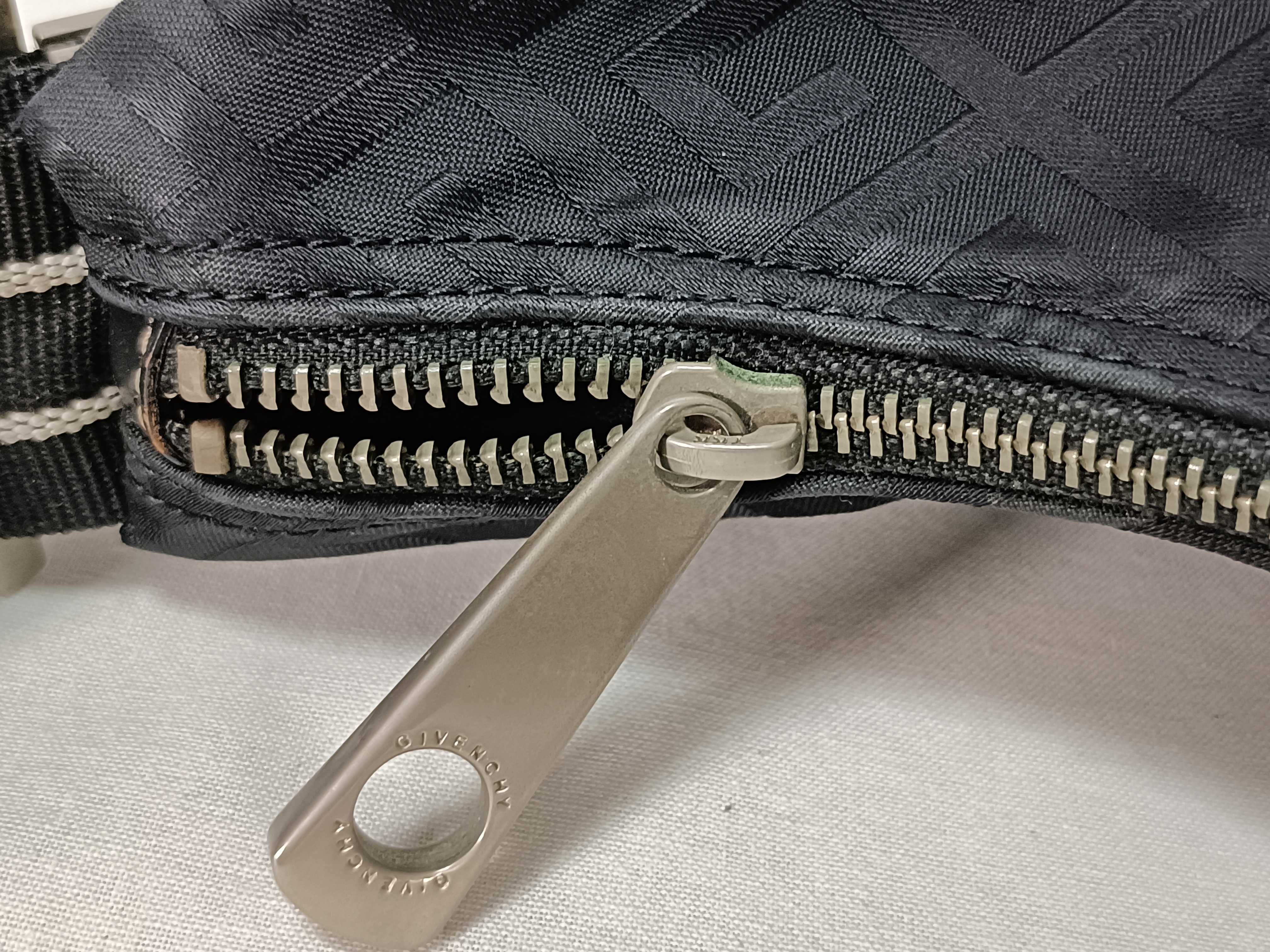 4G Logo Shoulder Bag — view 8