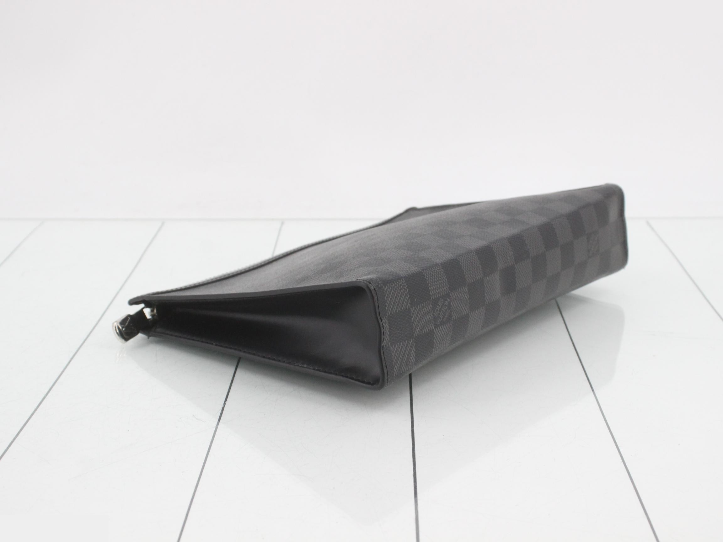 Damier Graphite Pochette Voyage MM Clutch Bag — view 5