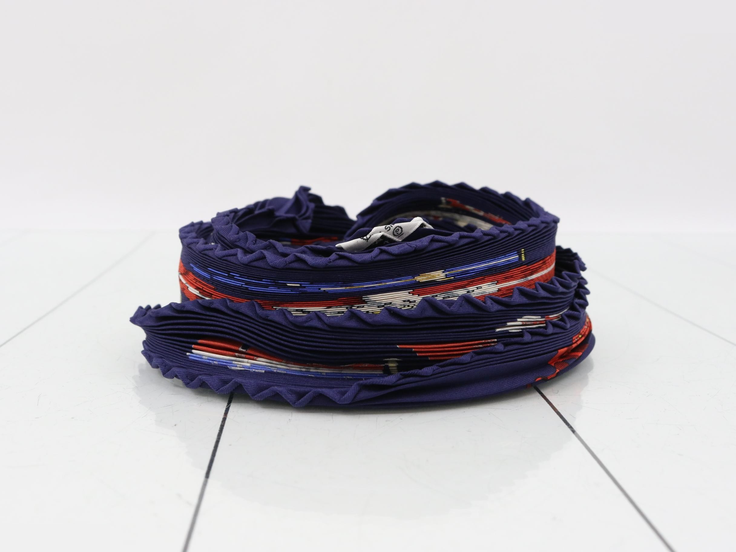 Pleated scarf — view 2