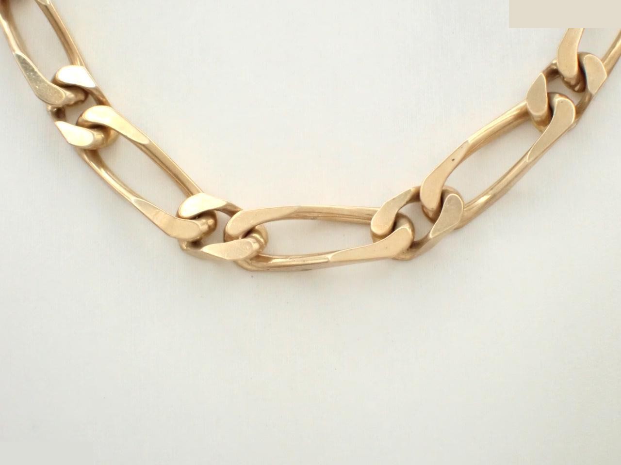 Other lines: Precious metal necklaces and pendants, total length approximately 44 cm.