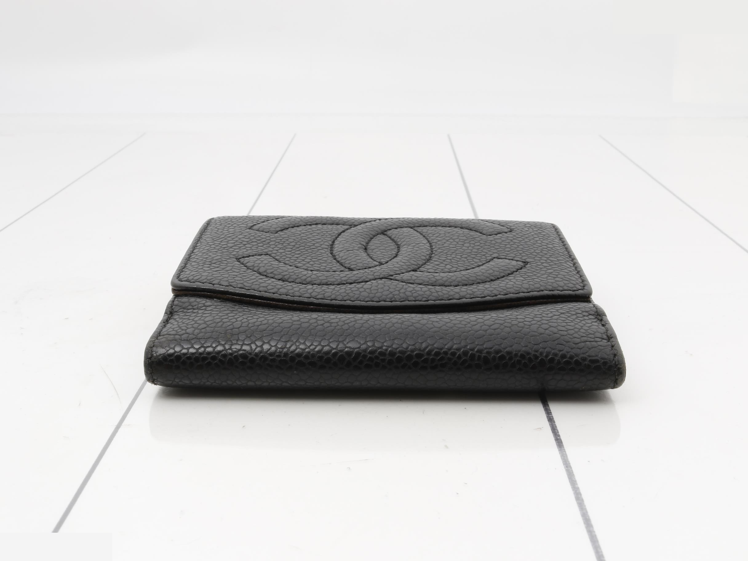 Caviar leather double-hook folding wallet — view 3