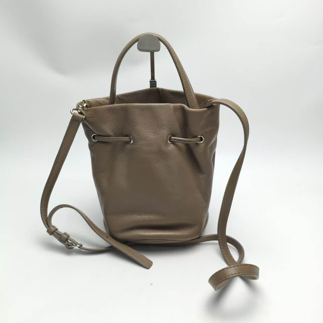 【*Shipped from: China*】BALENCIAGA Bucket Leather Shoulder Bag — view 2