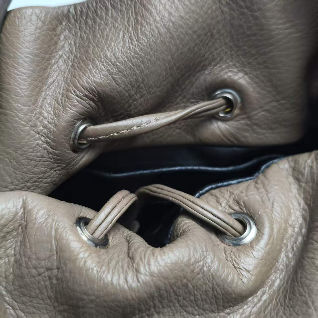 【*Shipped from: China*】BALENCIAGA Bucket Leather Shoulder Bag — view 12