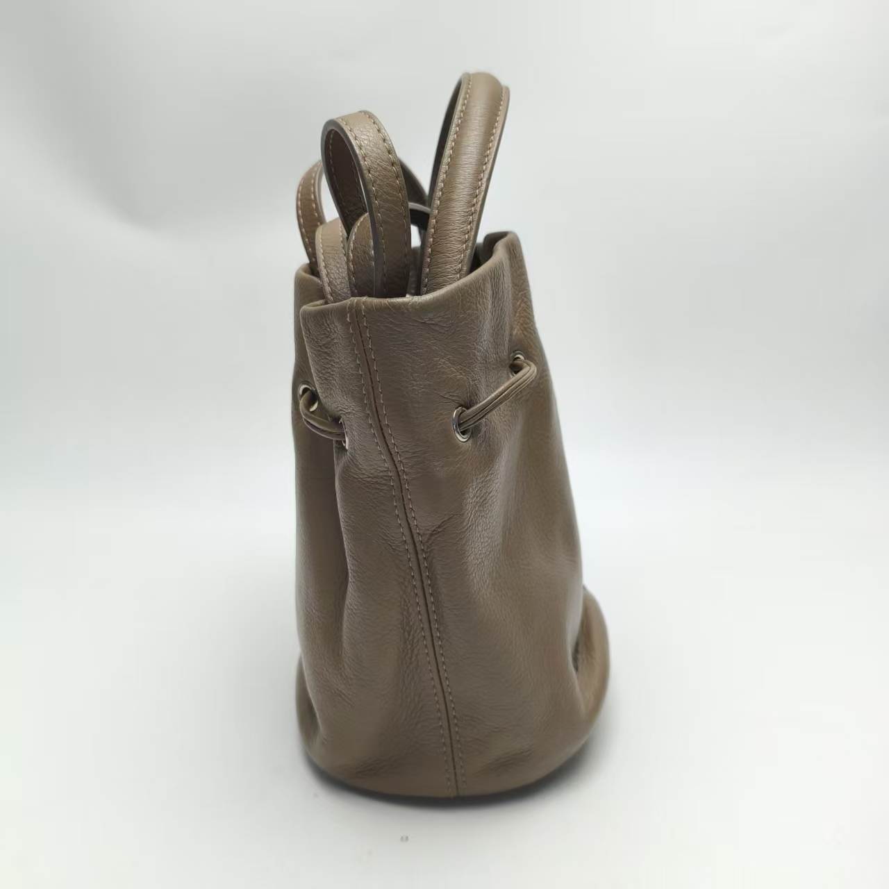 【*Shipped from: China*】BALENCIAGA Bucket Leather Shoulder Bag — view 4