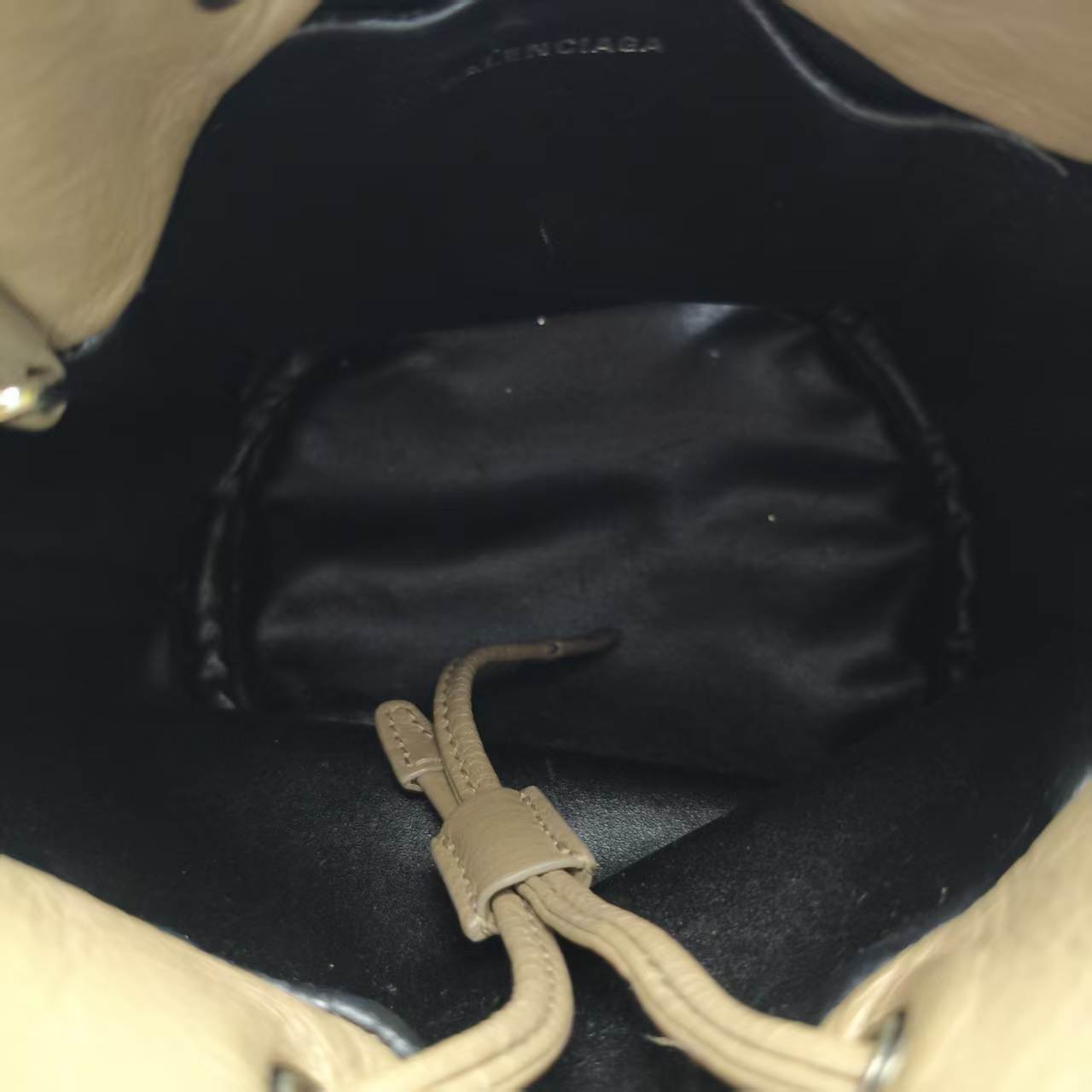 【*Shipped from: China*】BALENCIAGA Bucket Leather Shoulder Bag — view 8