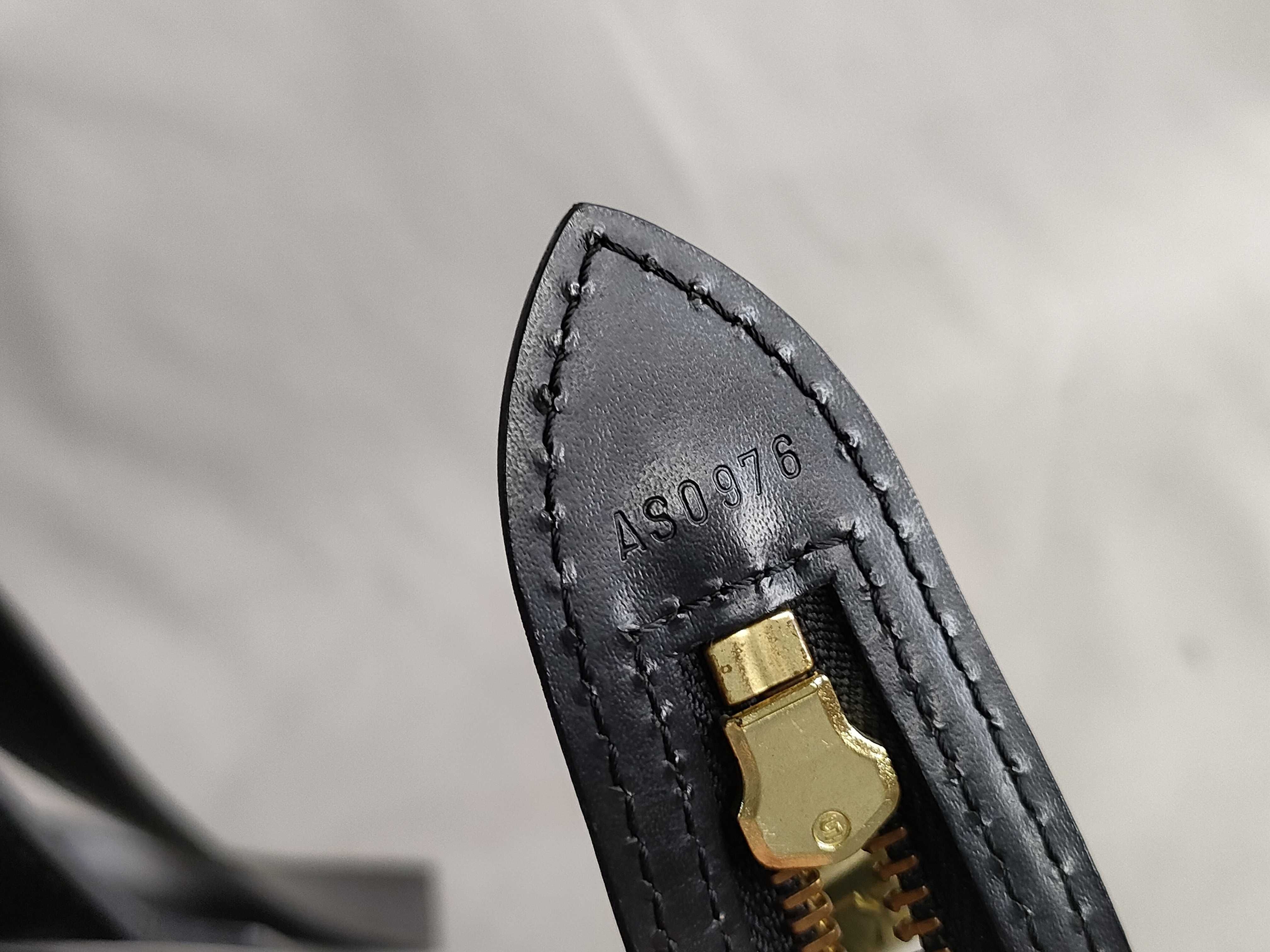 Epi Saint Jacques Shopping Black Tote Bag — view 15