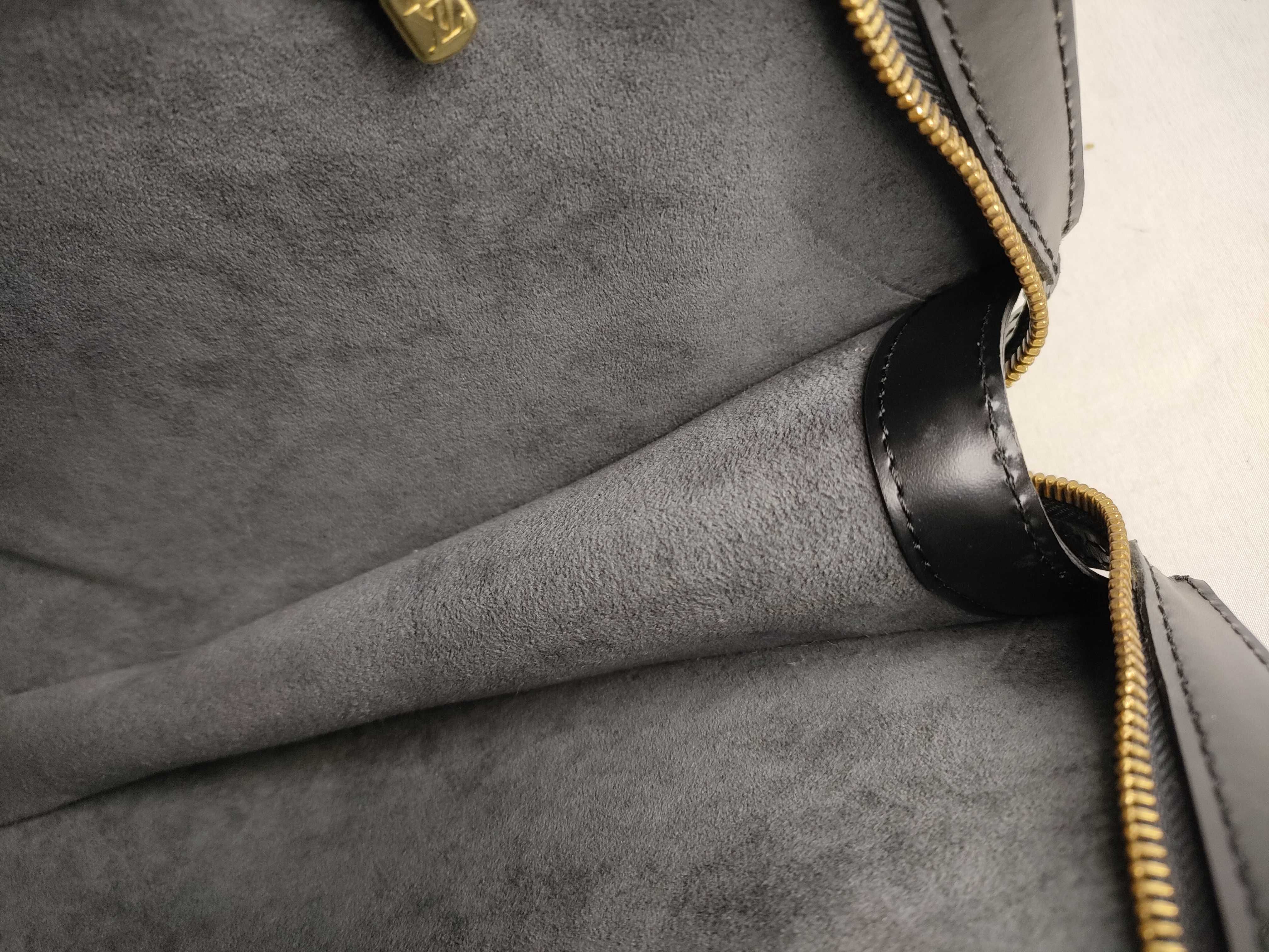 Epi Saint Jacques Shopping Black Tote Bag — view 9