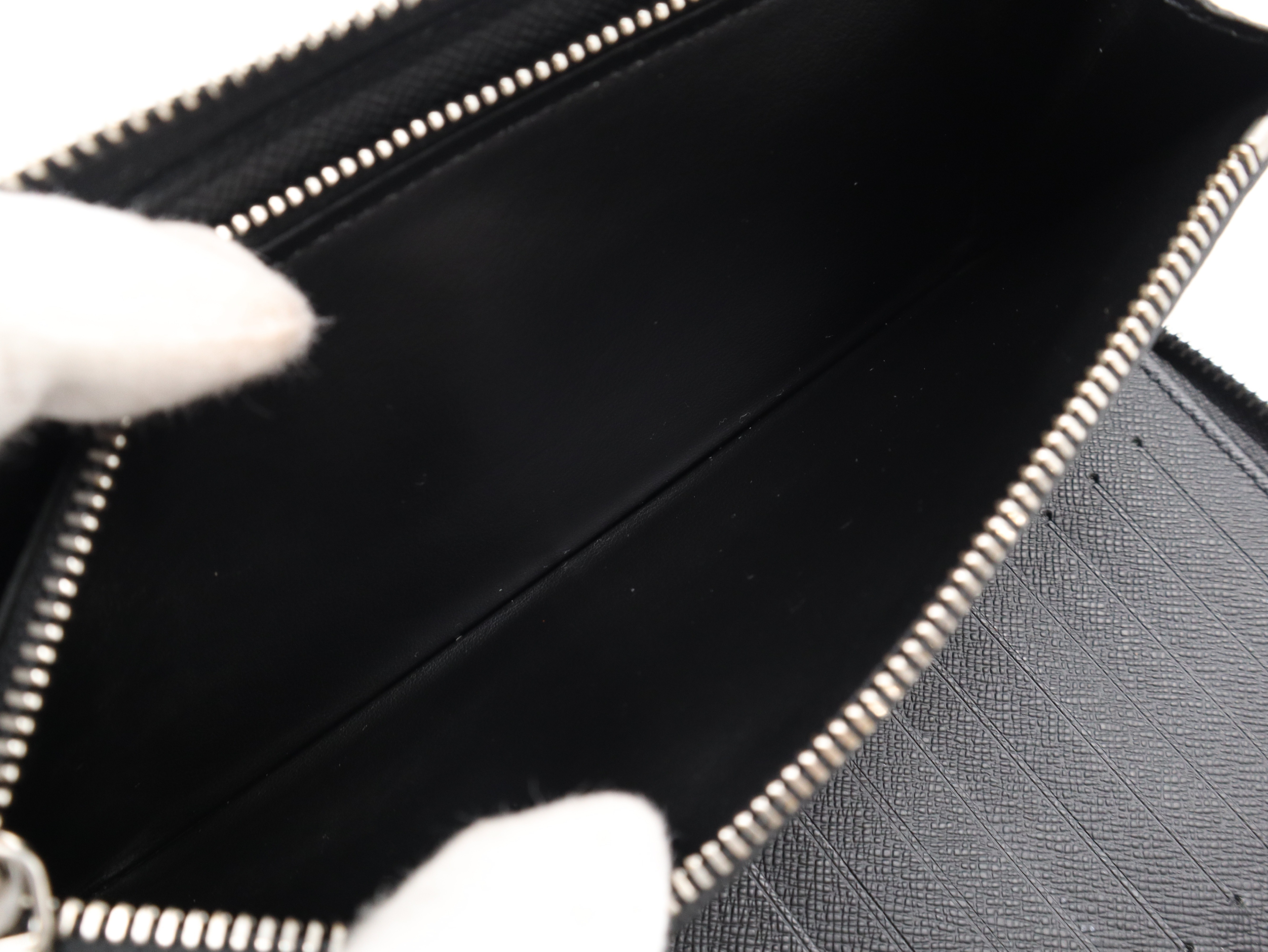 M60965 Epi Zippy Wallet Vertical Noir (RFID detected) — view 9