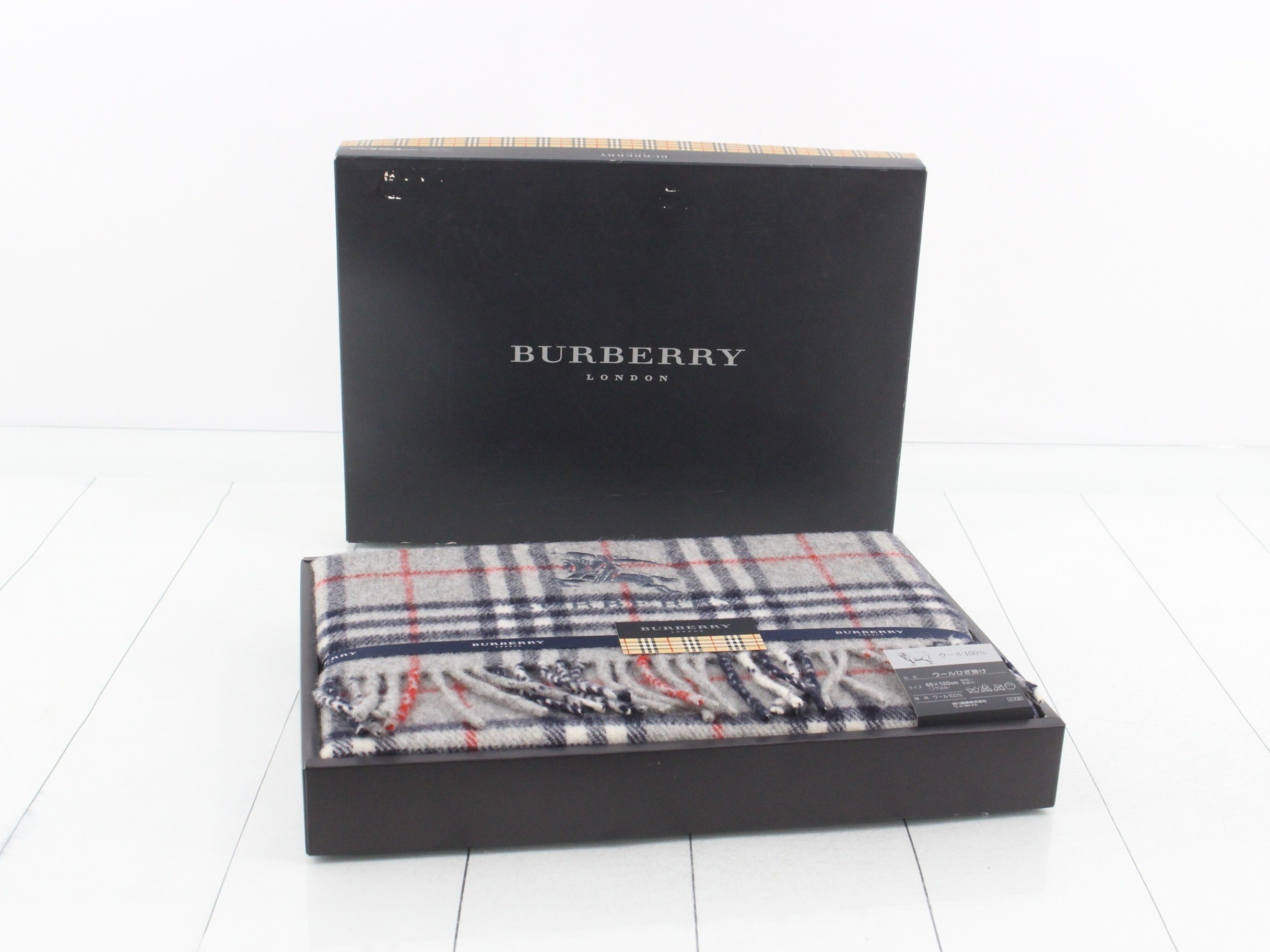 Unused Burberry throw blanket, 100% wool, 65 x 120 cm, gray.