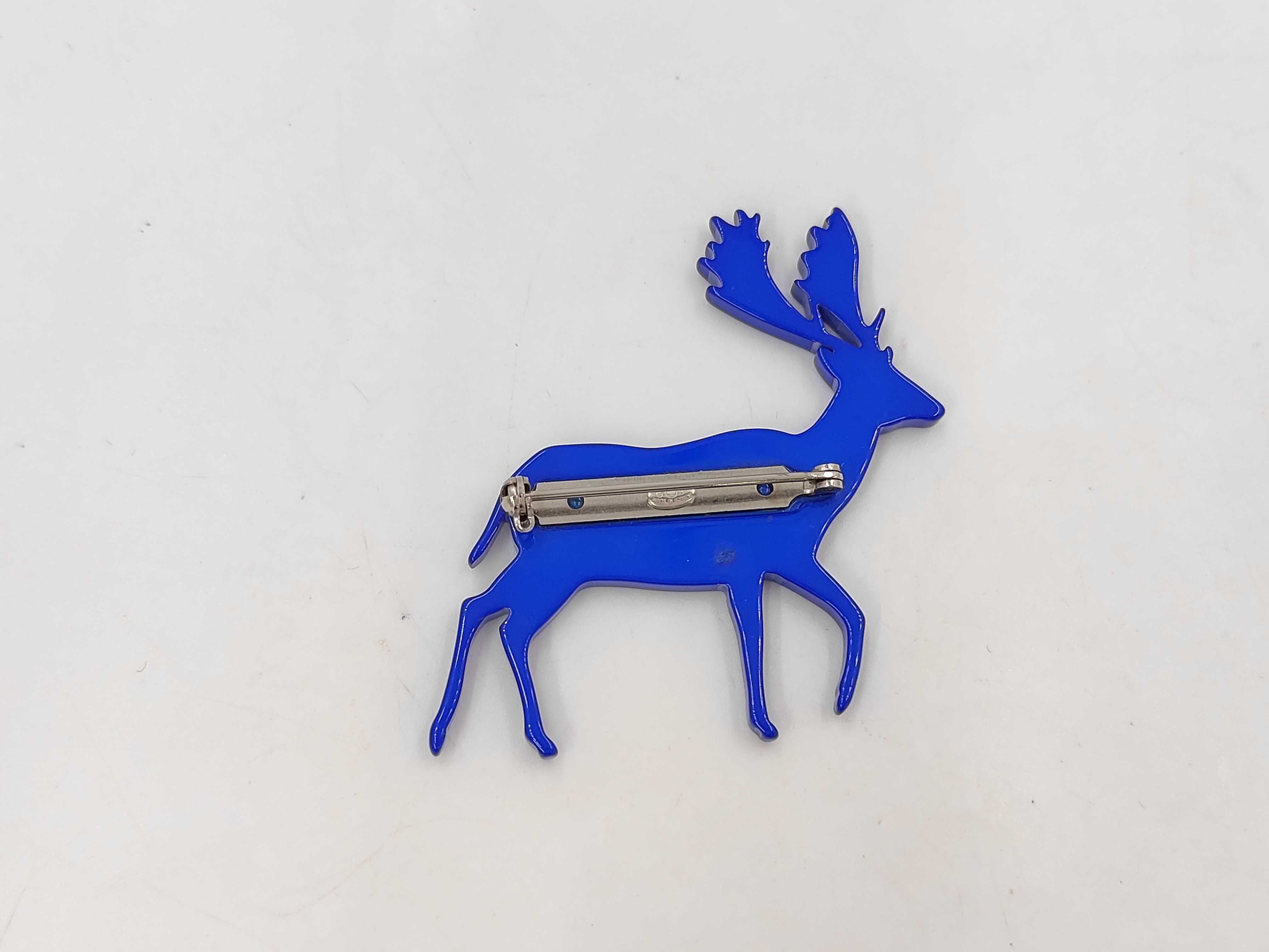 brooch — view 2