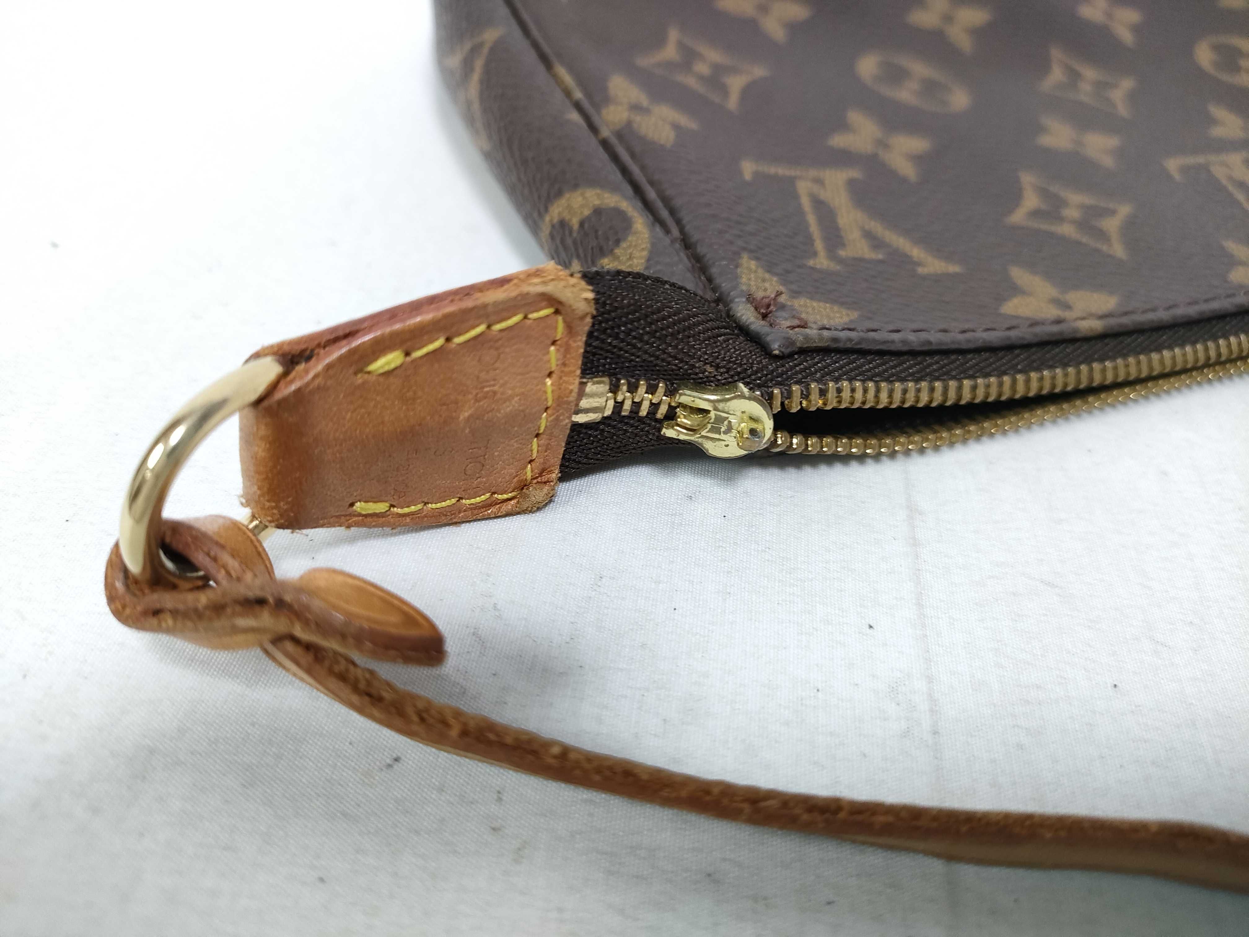 Monogram Louis Vuitton Monogram Accessoires AR1928 Pouch — view 13