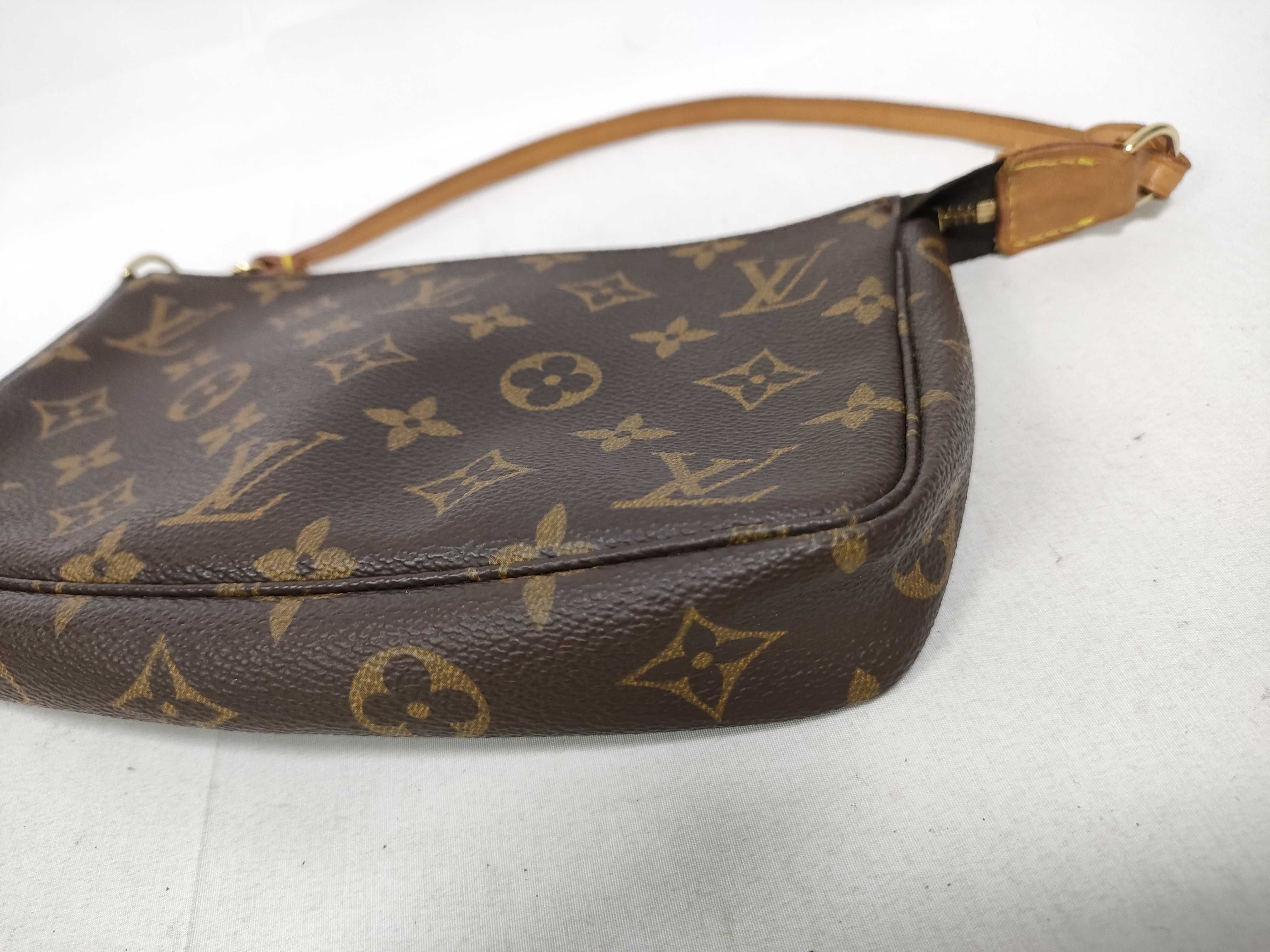 Monogram Louis Vuitton Monogram Accessoires AR1928 Pouch — view 4