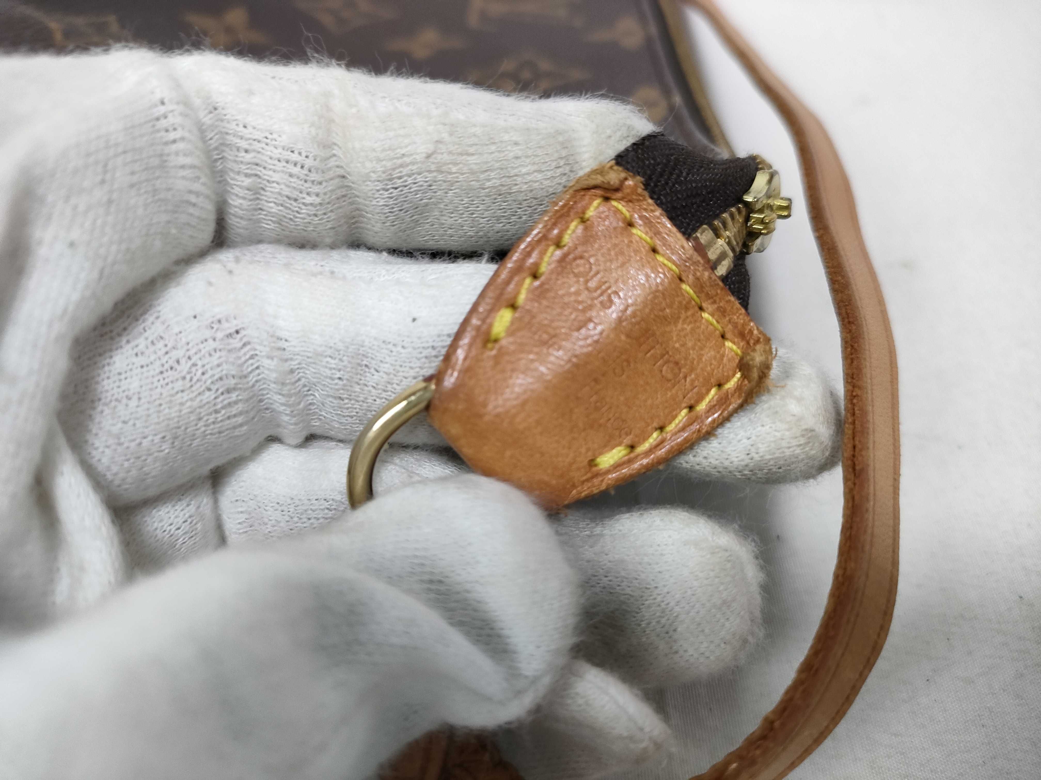 Monogram Louis Vuitton Monogram Accessoires AR1928 Pouch — view 9