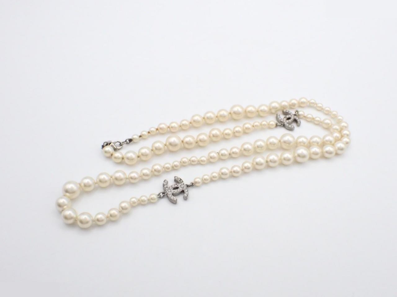 Long pearl necklace with Coco Chanel logo, approximately 90cm in length. — view 3