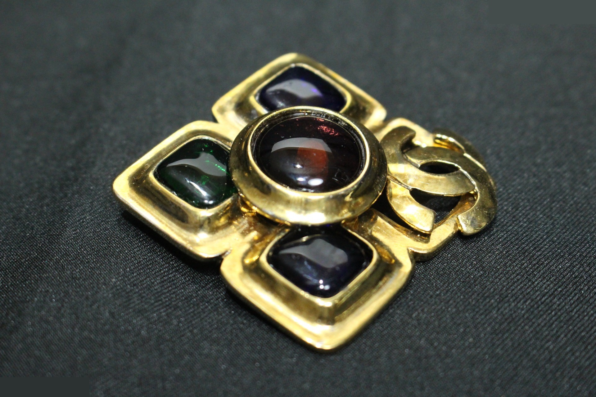 Vintage Classic (Precious Metal) Coco Mark Brooch — view 2