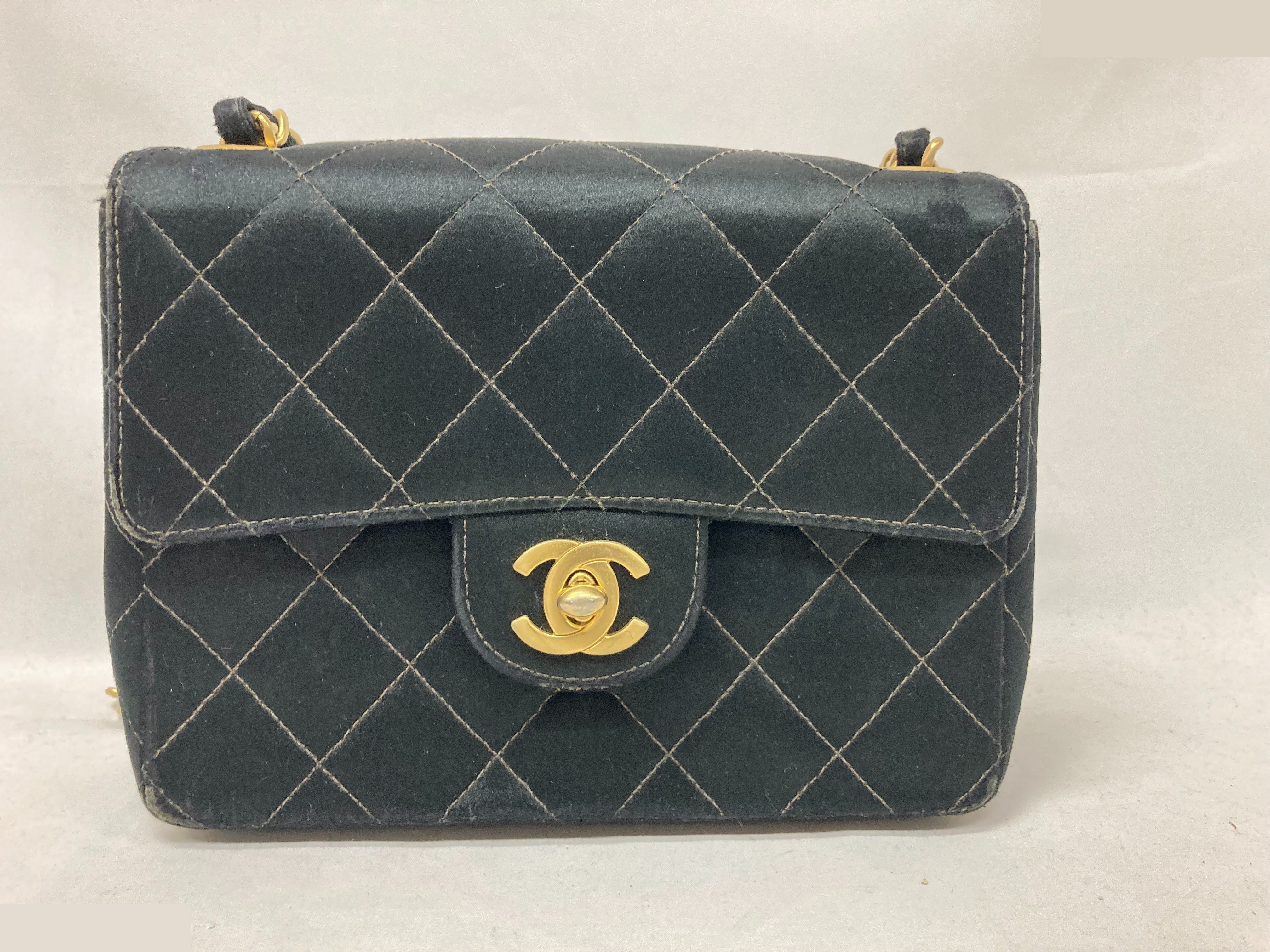 Matelassé satin shoulder bag (series 7)