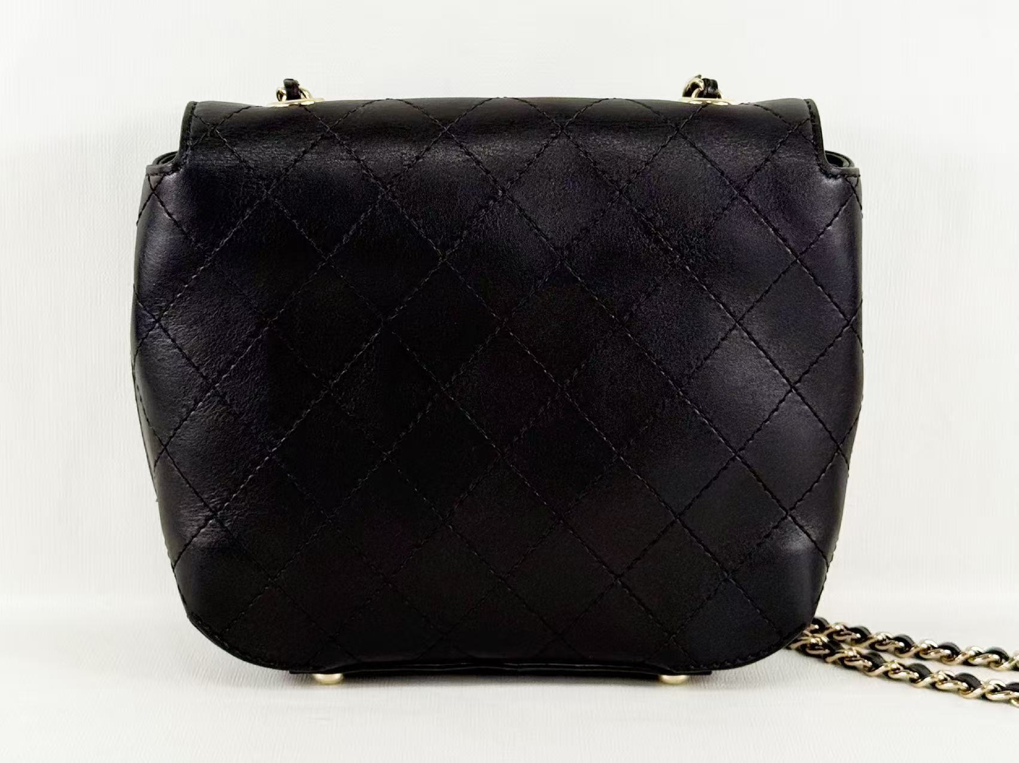 Black Matelassé Shoulder Bag, W19/H16/D4.5cm (approx.), serial number in the 27 range, with dust bag and seal, gold hardware, 27864295. — view 3