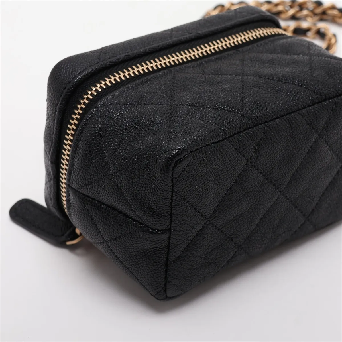 Matelassé Caviar Skin Chain Shoulder Bag Vanity Case Black Gold Hardware 31208224 (Serial Number 31) — view 4