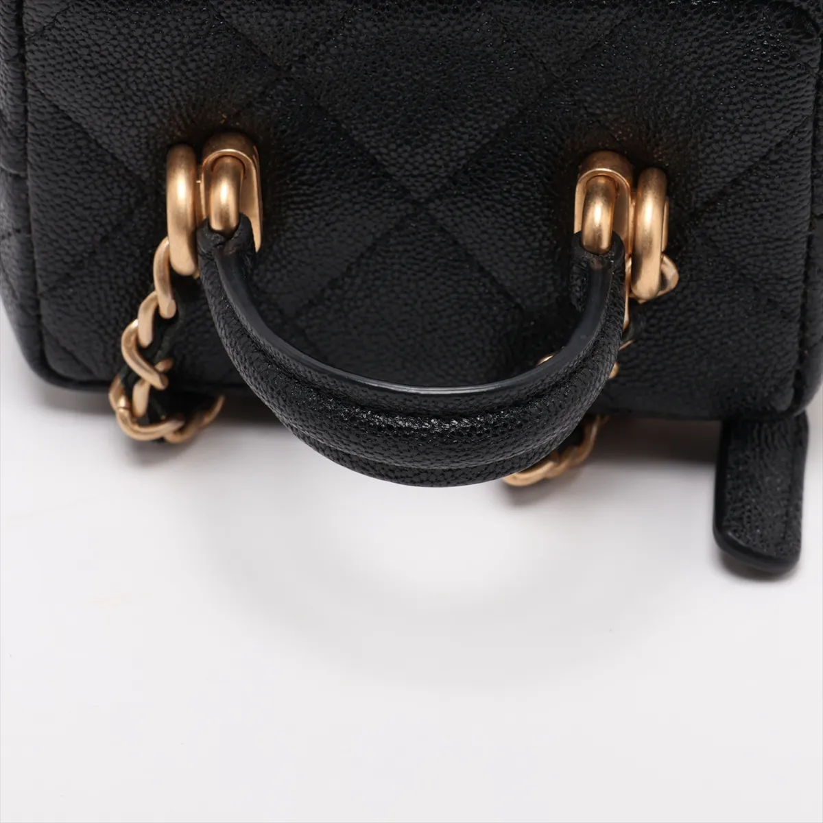 Matelassé Caviar Skin Chain Shoulder Bag Vanity Case Black Gold Hardware 31208224 (Serial Number 31) — view 5