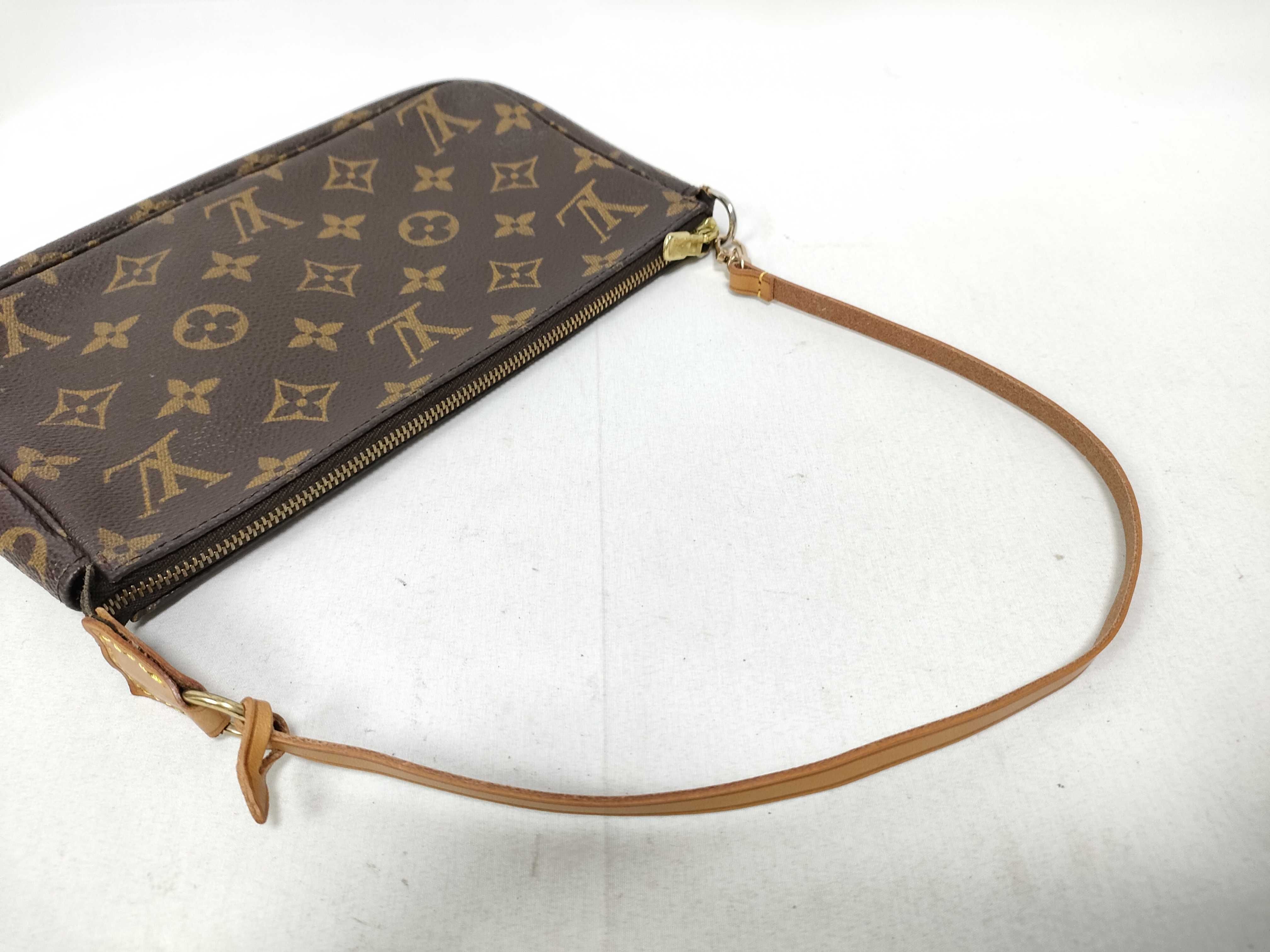 Monogram Louis Vuitton Monogram Accessoires AR0919 Pouch — view 11