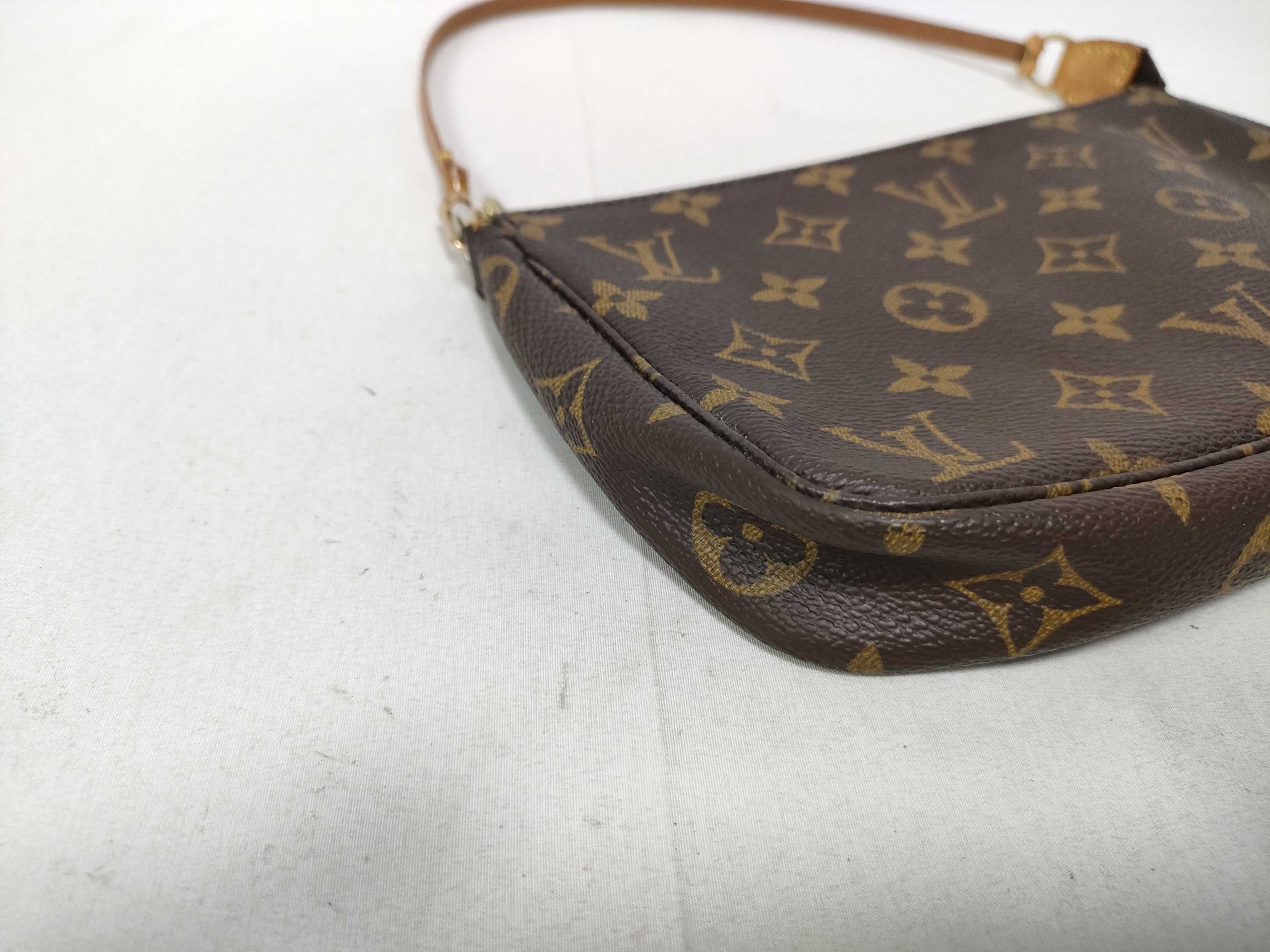 Monogram Louis Vuitton Monogram Accessoires AR0919 Pouch — view 5