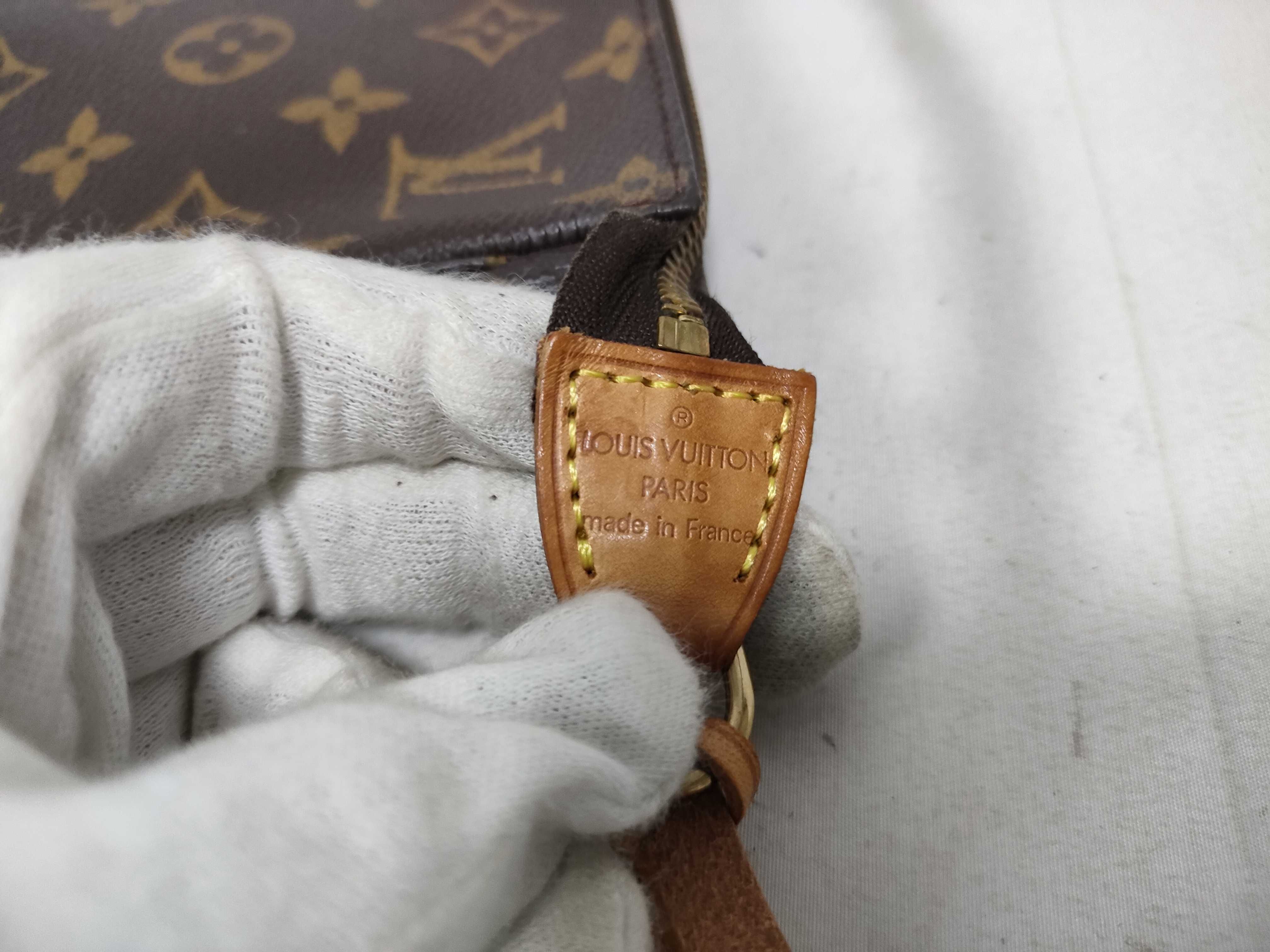 Monogram Louis Vuitton Monogram Accessoires AR0919 Pouch — view 9
