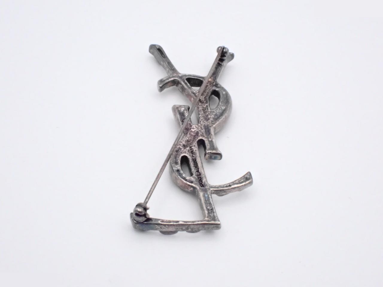 brooch — view 2