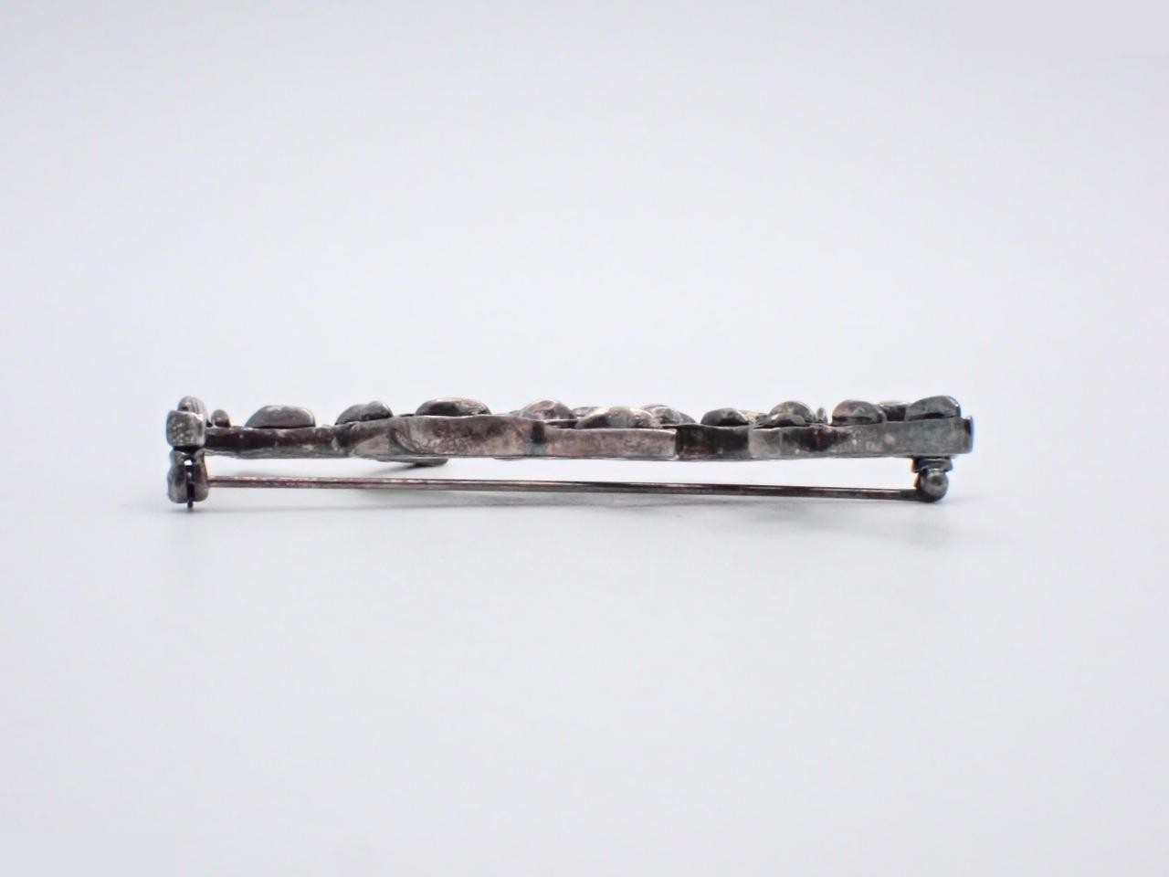 brooch — view 3