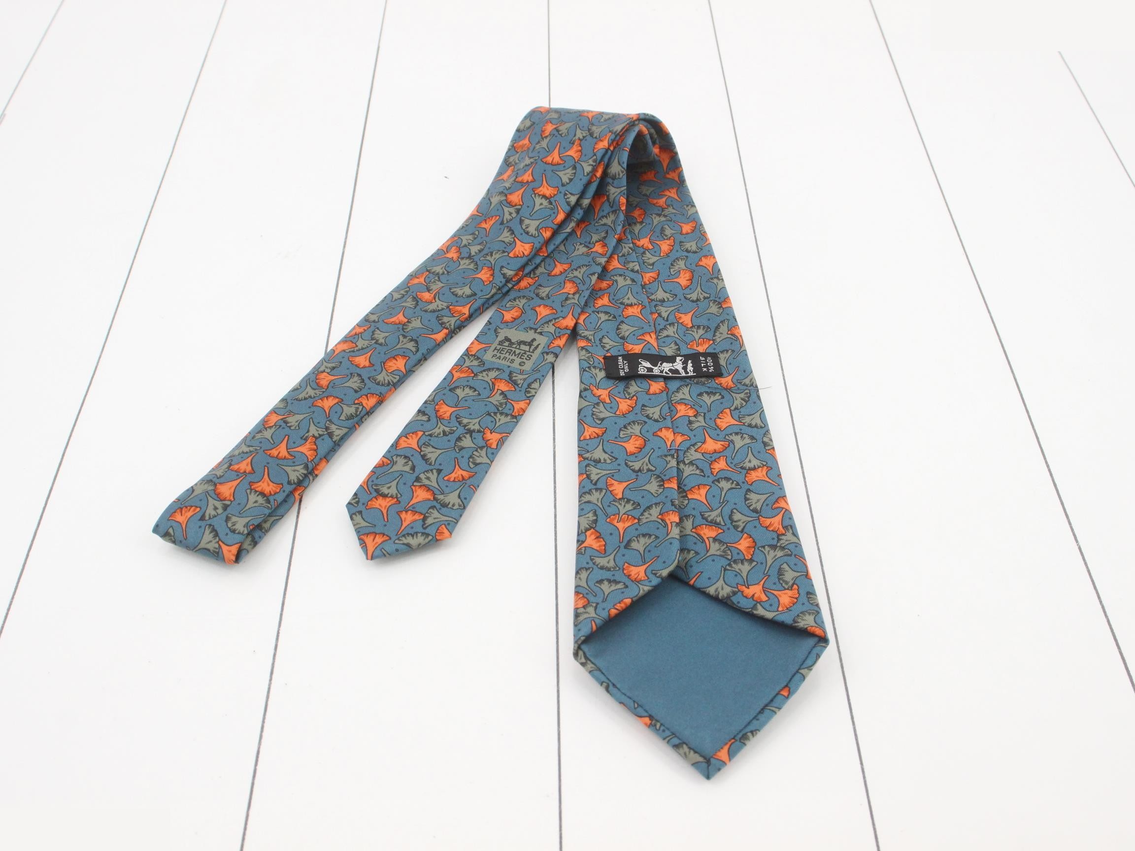 tie — view 2