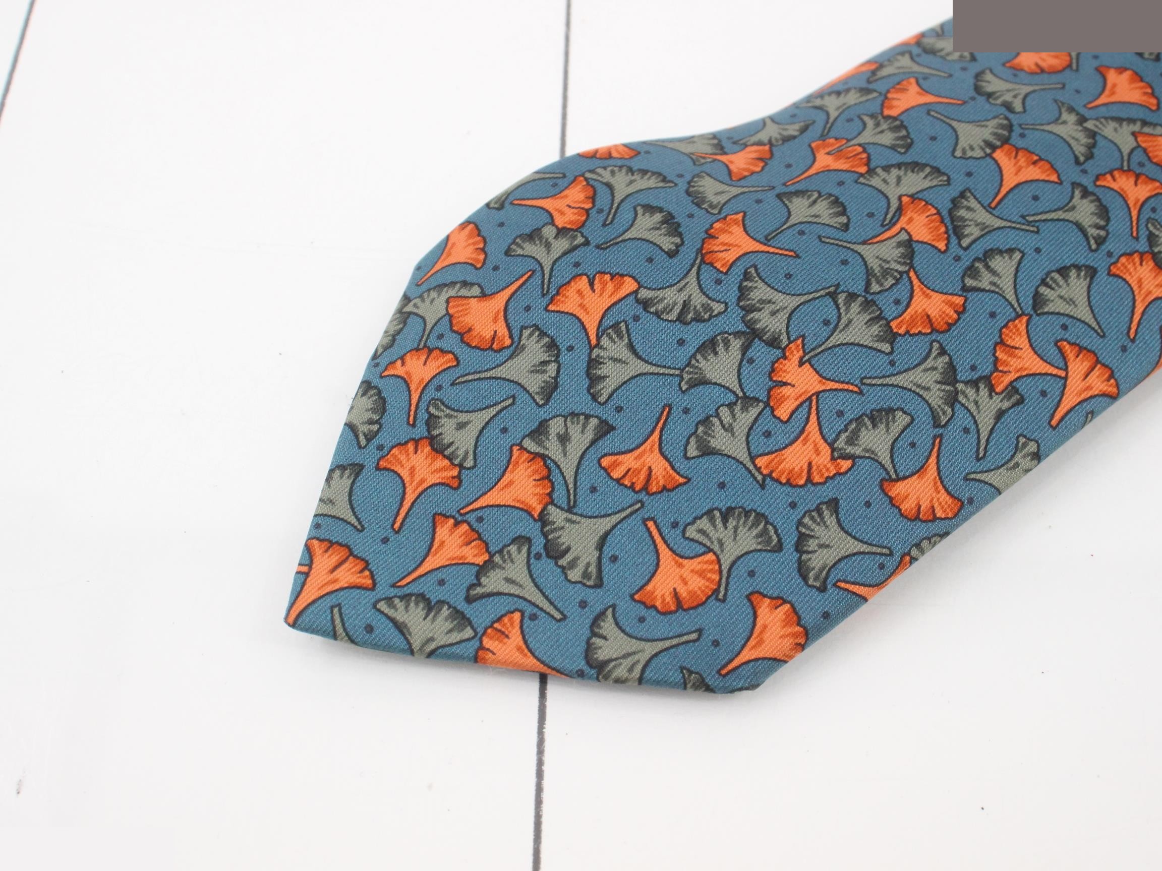 tie — view 3