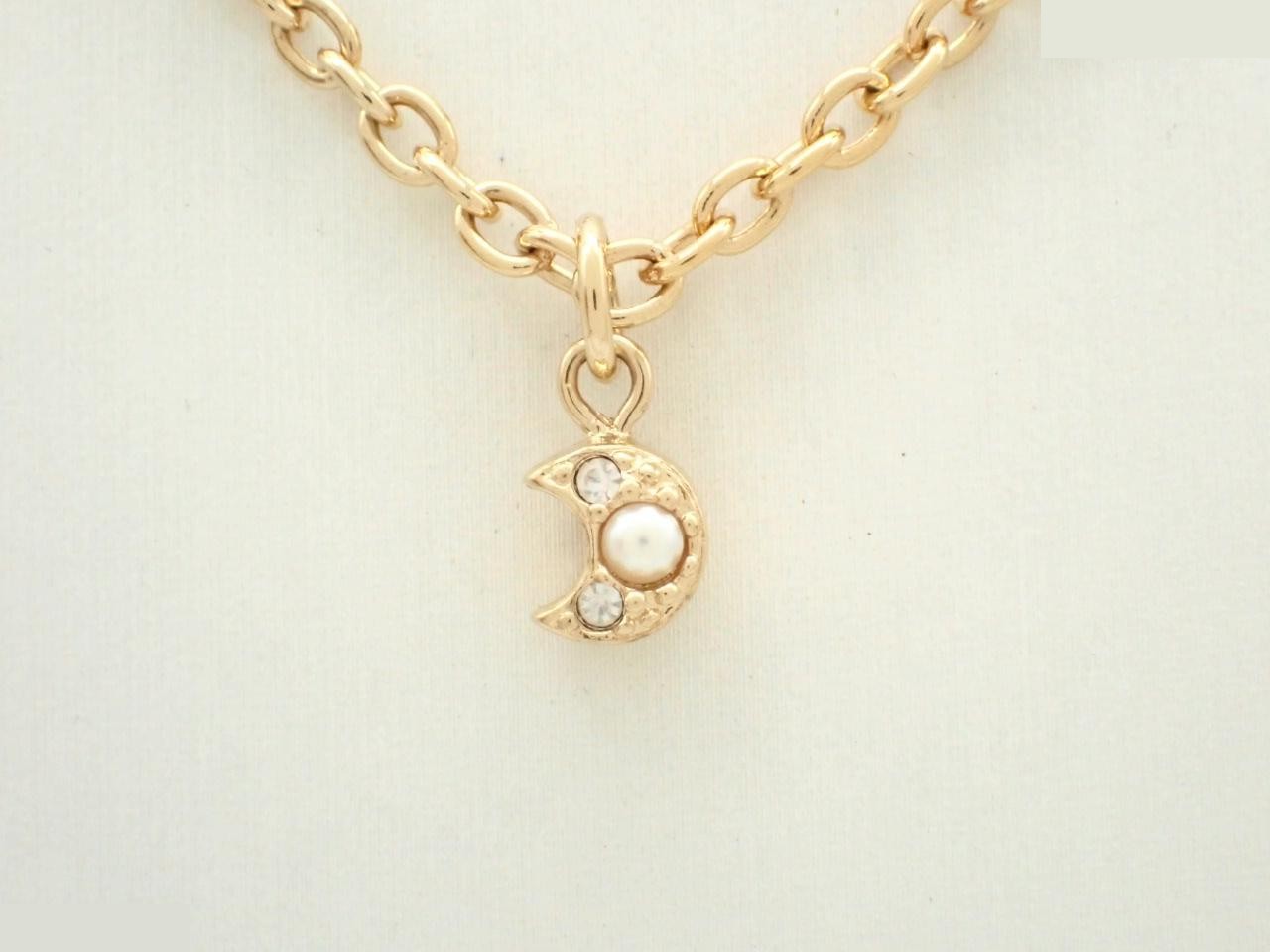Other lines: Precious metal necklaces and pendants, chain approximately 43cm.