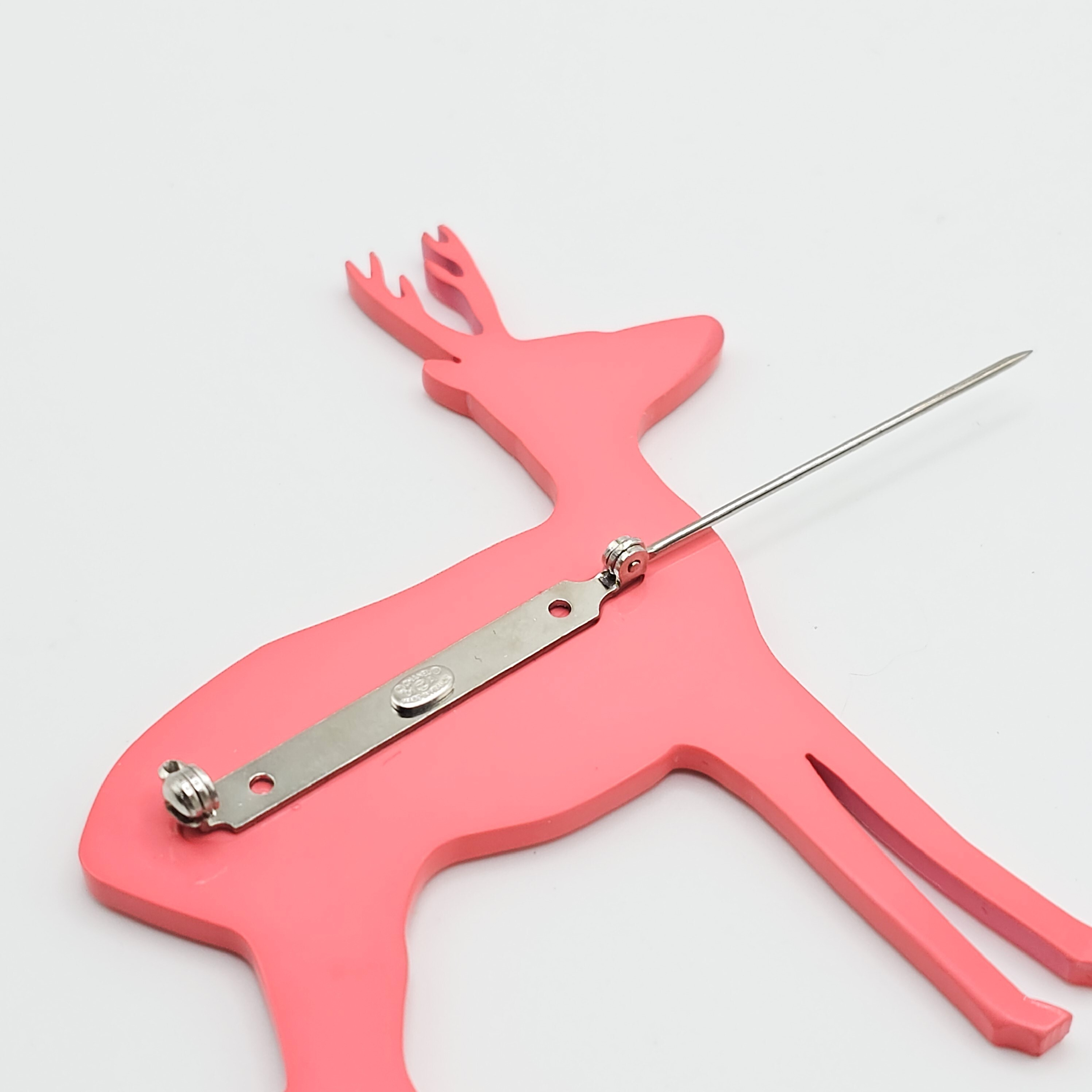 brooch — view 3