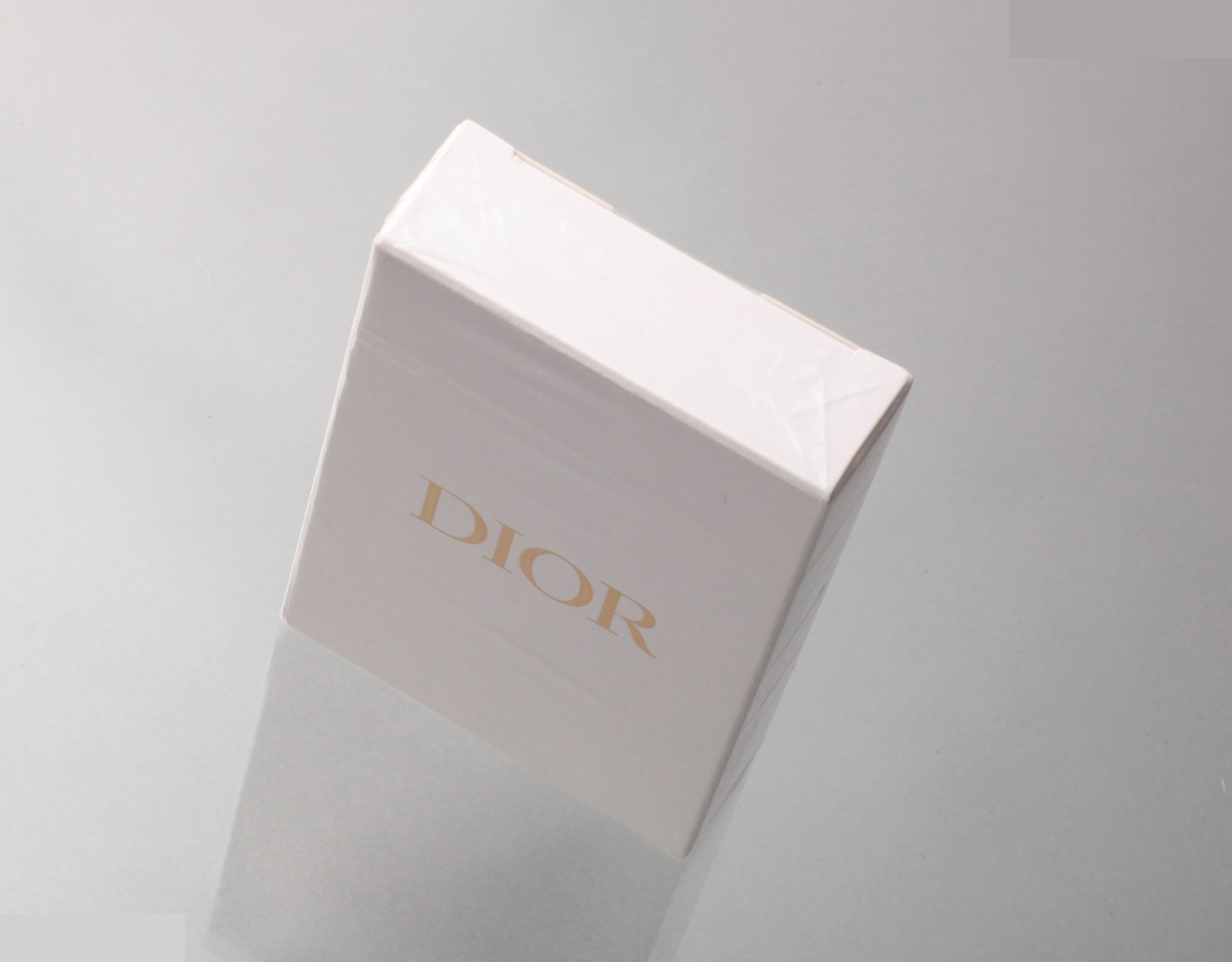 Playing card novelty item, storage bag included. — view 3