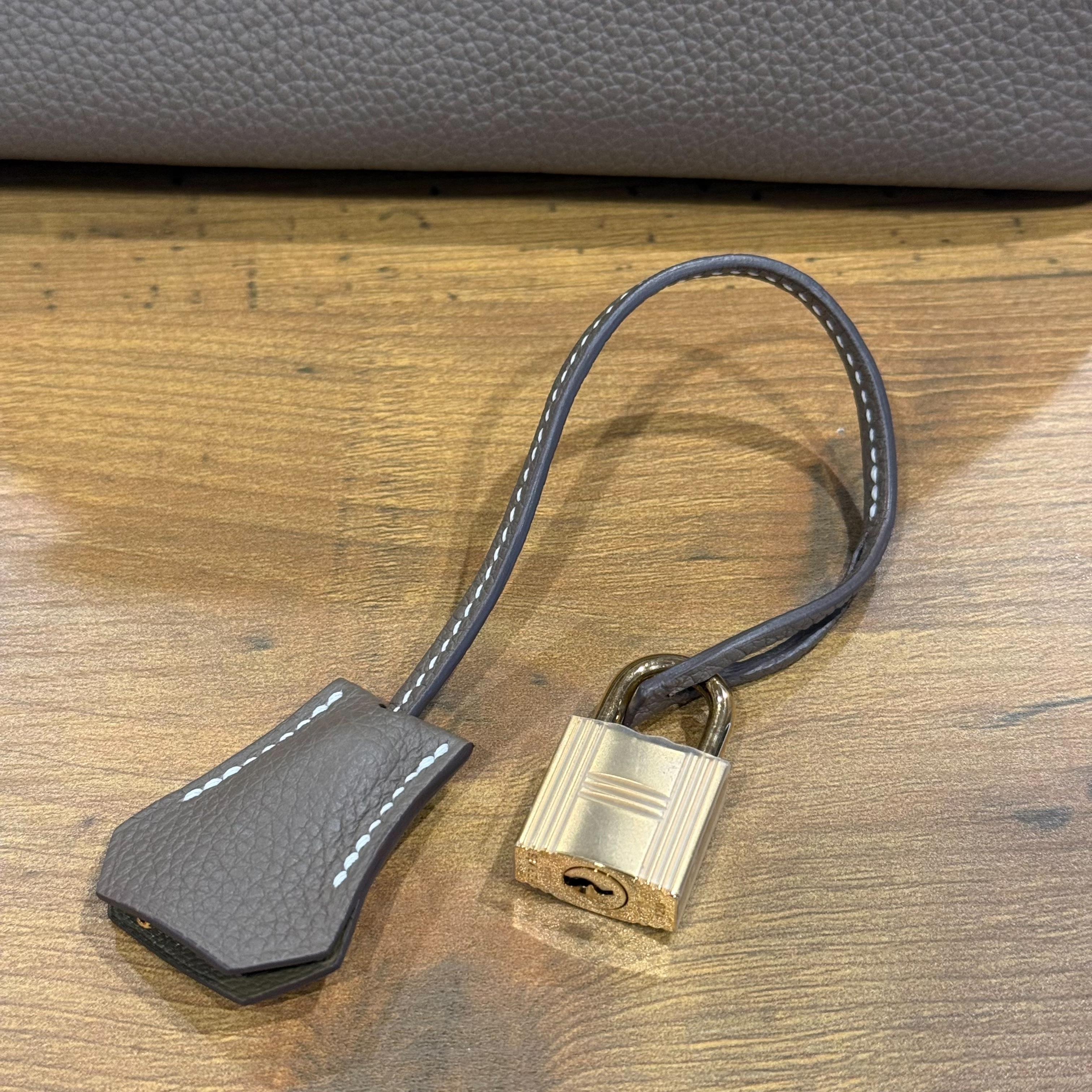 Birkin 25 Etoupe Togo Leather Handbag with Gold Hardware (K Stamp) — view 11