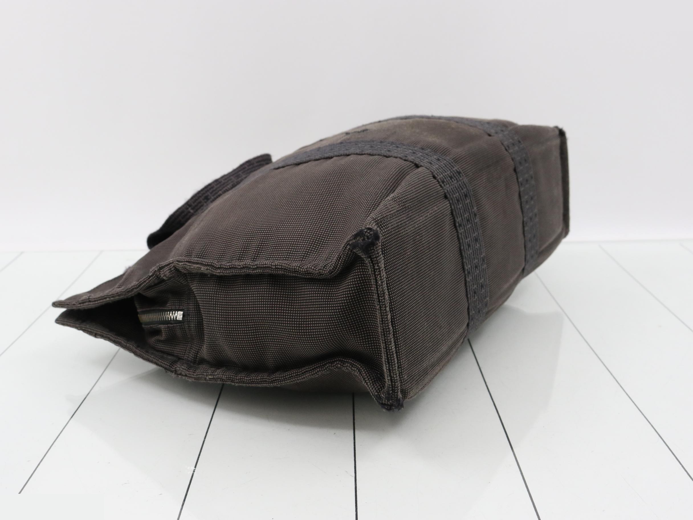 Aleline Tote MM Gray with Key and Padlock — view 5