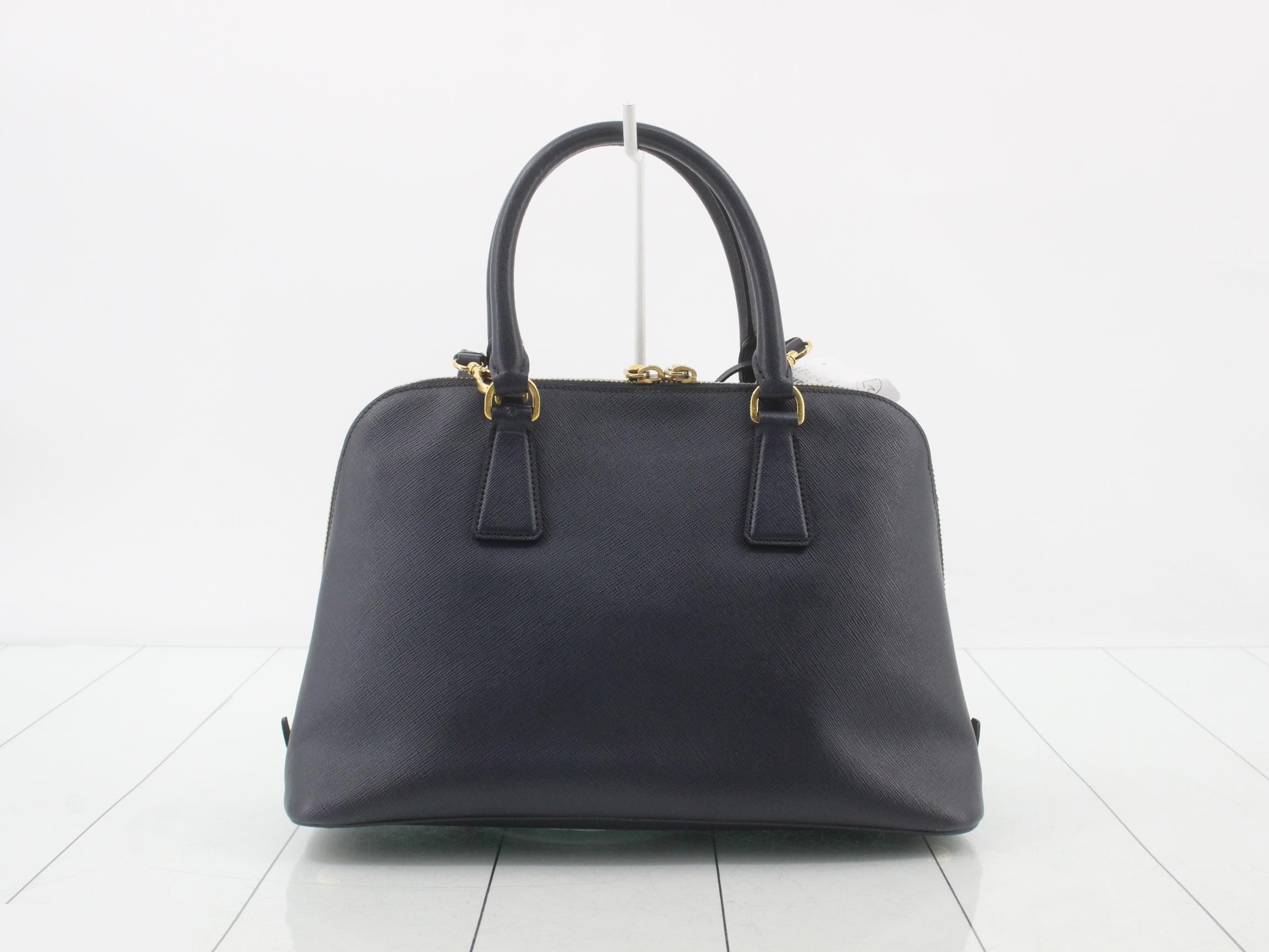 Saffiano leather, triangular plate, 2-way shoulder/handbag, navy. — view 2