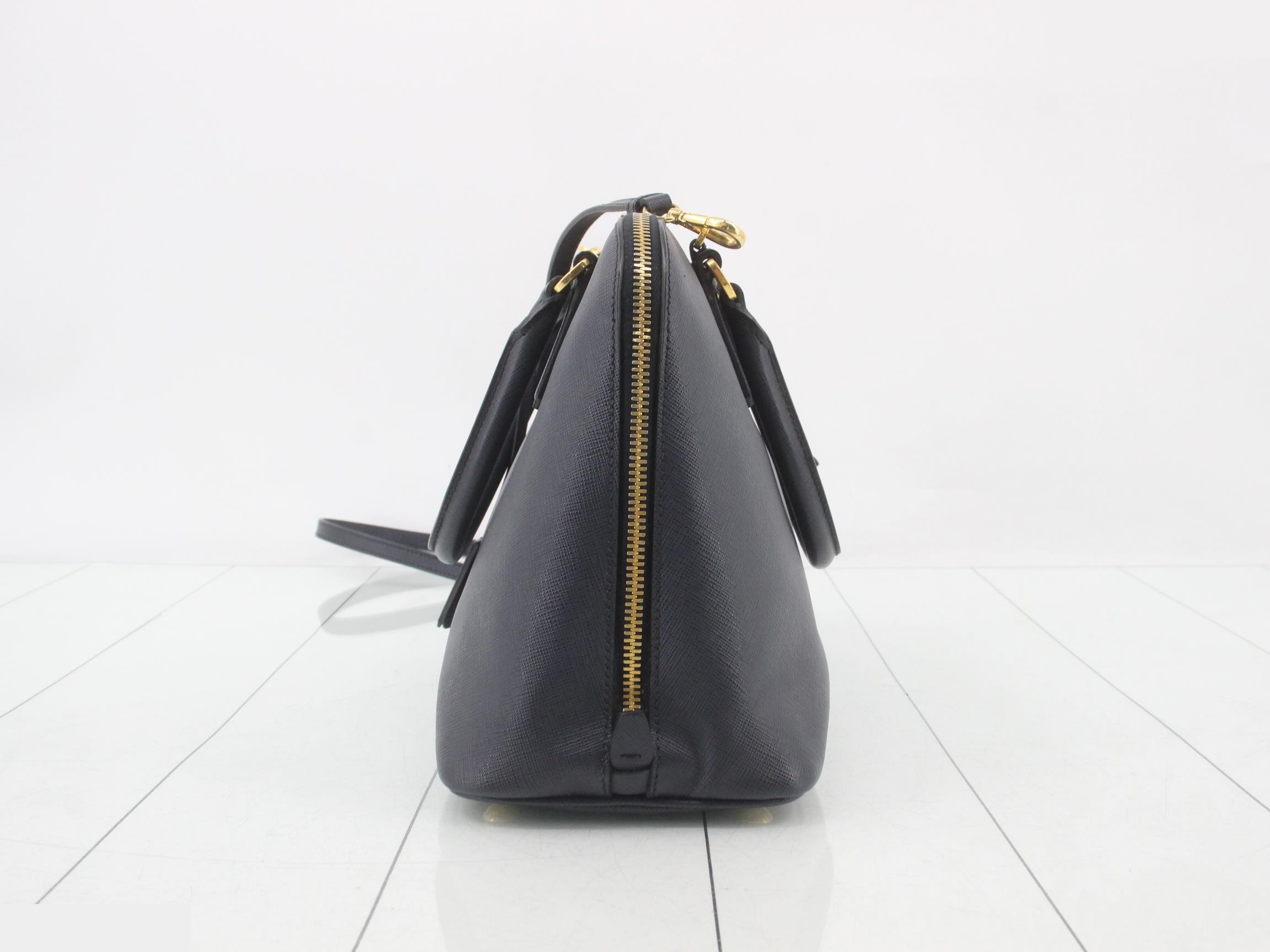 Saffiano leather, triangular plate, 2-way shoulder/handbag, navy. — view 3