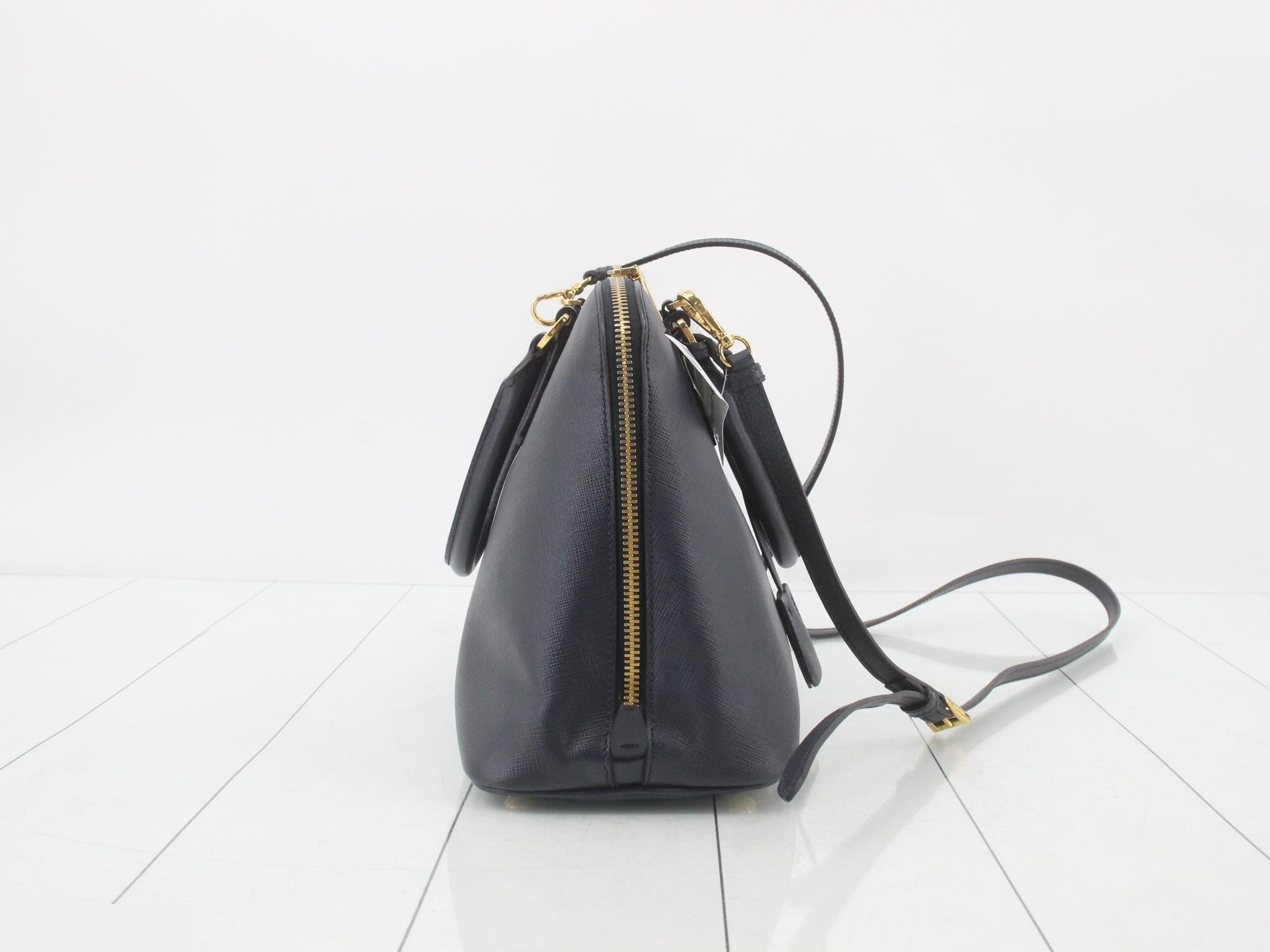 Saffiano leather, triangular plate, 2-way shoulder/handbag, navy. — view 4